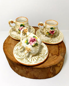 Most Beautiful Vintage Set Of Italian Capodimonte Footed Demitasse Cups & Saucers