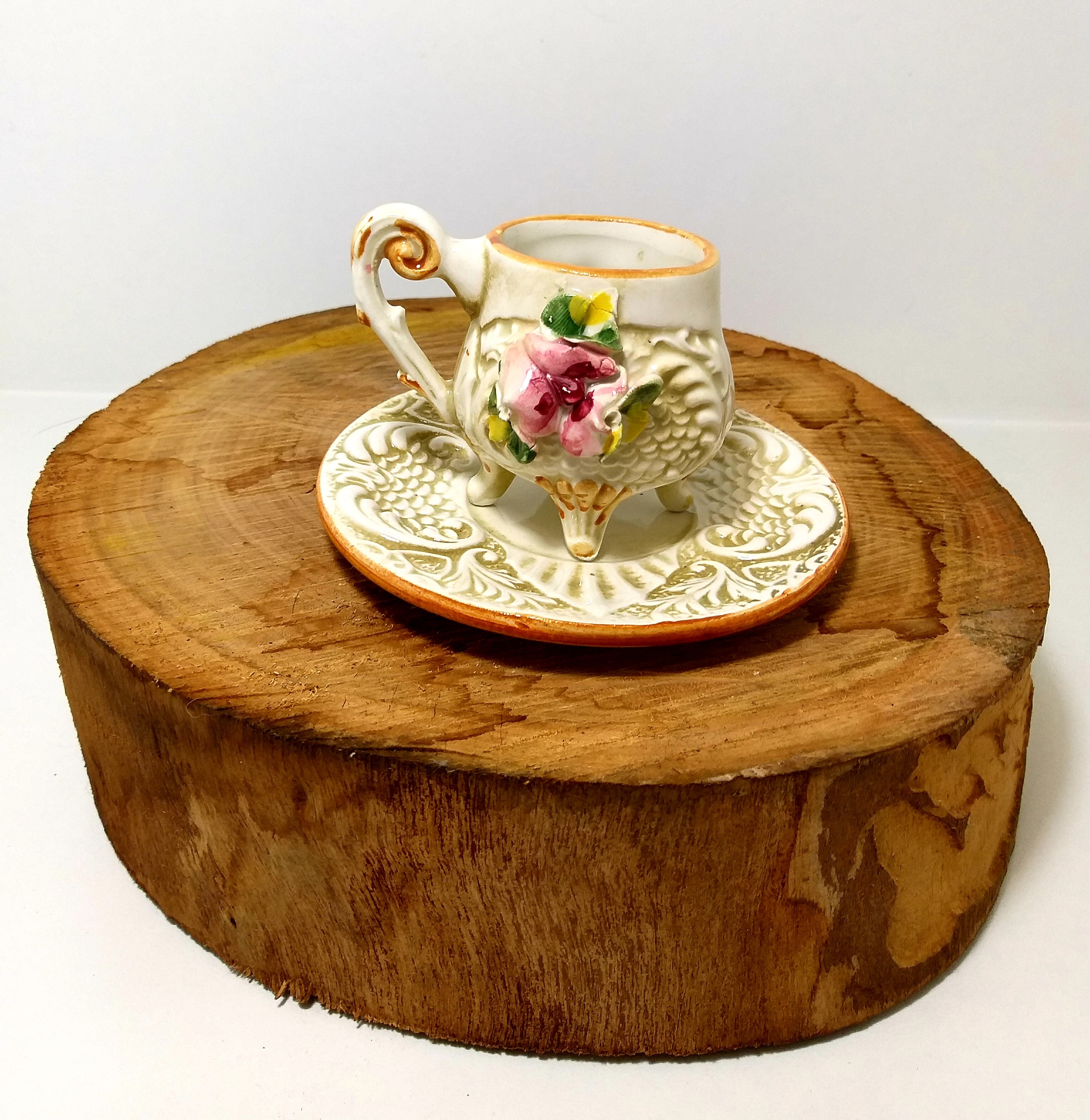 Most Beautiful Vintage Set Of Italian Capodimonte Footed Demitasse Cups & Saucers