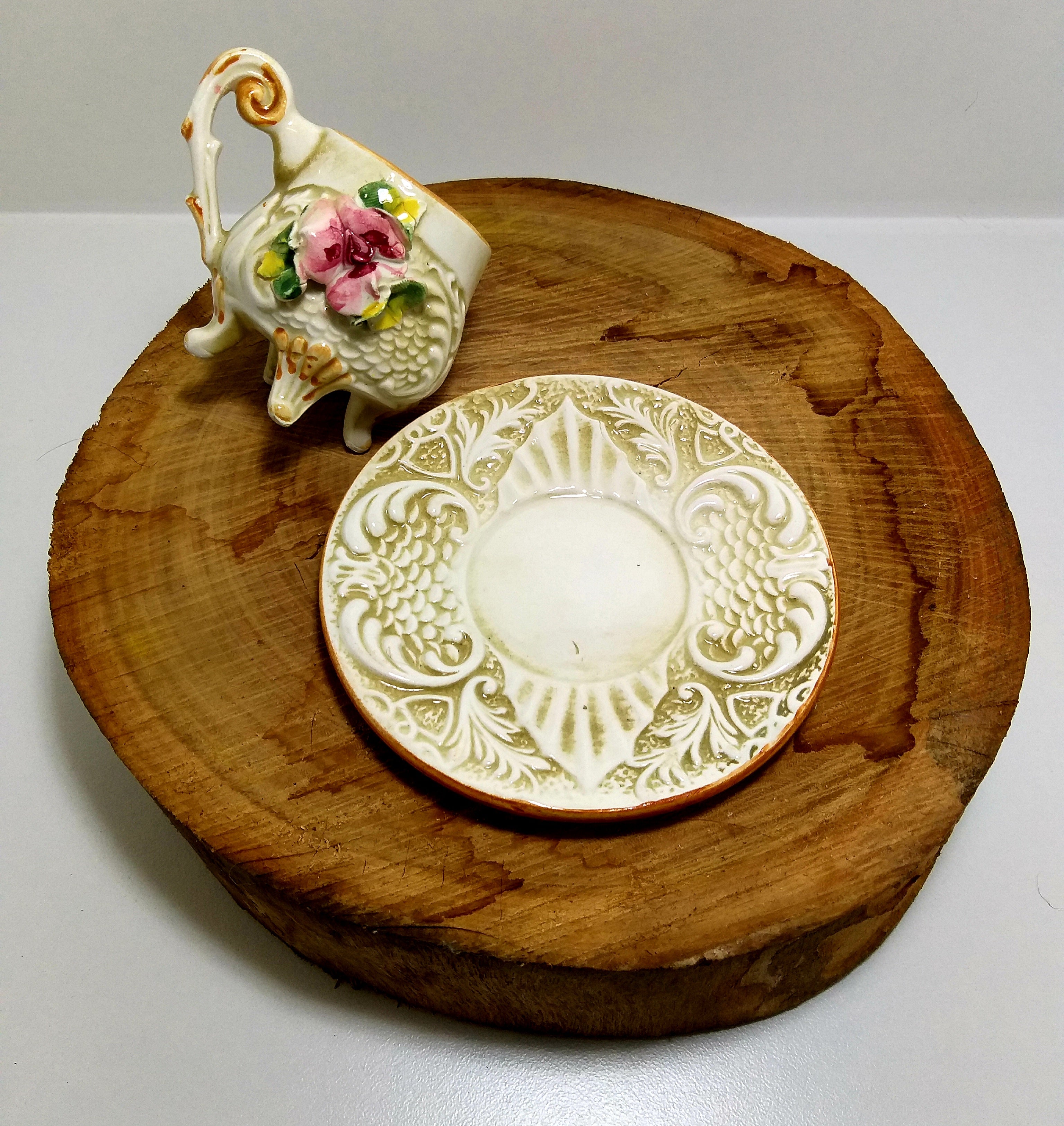 Most Beautiful Vintage Set Of Italian Capodimonte Footed Demitasse Cups & Saucers