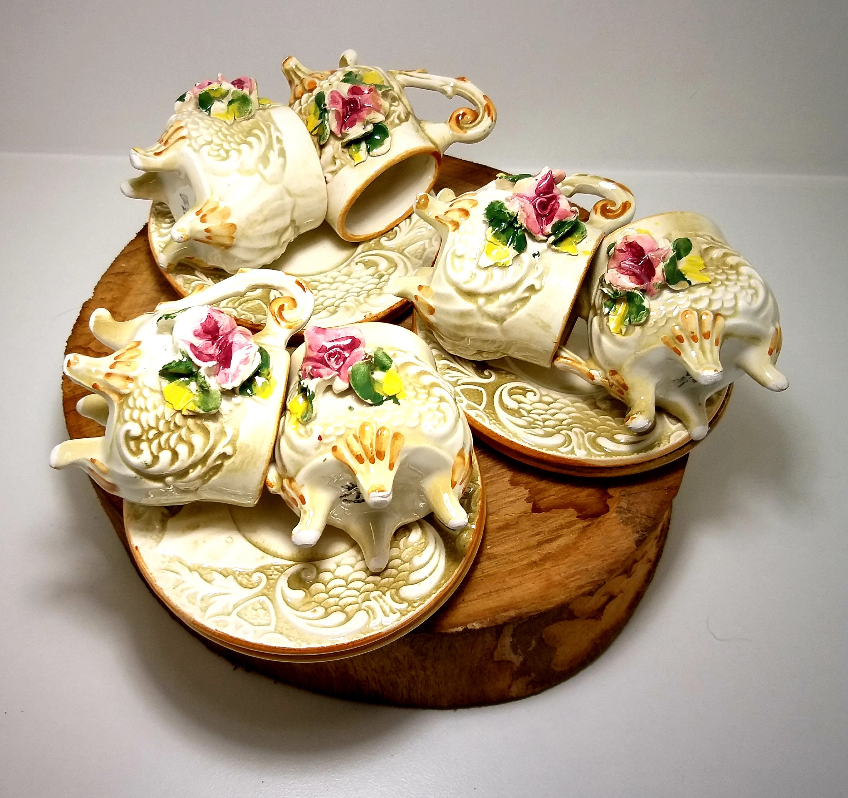 Most Beautiful Vintage Set Of Italian Capodimonte Footed Demitasse Cups & Saucers