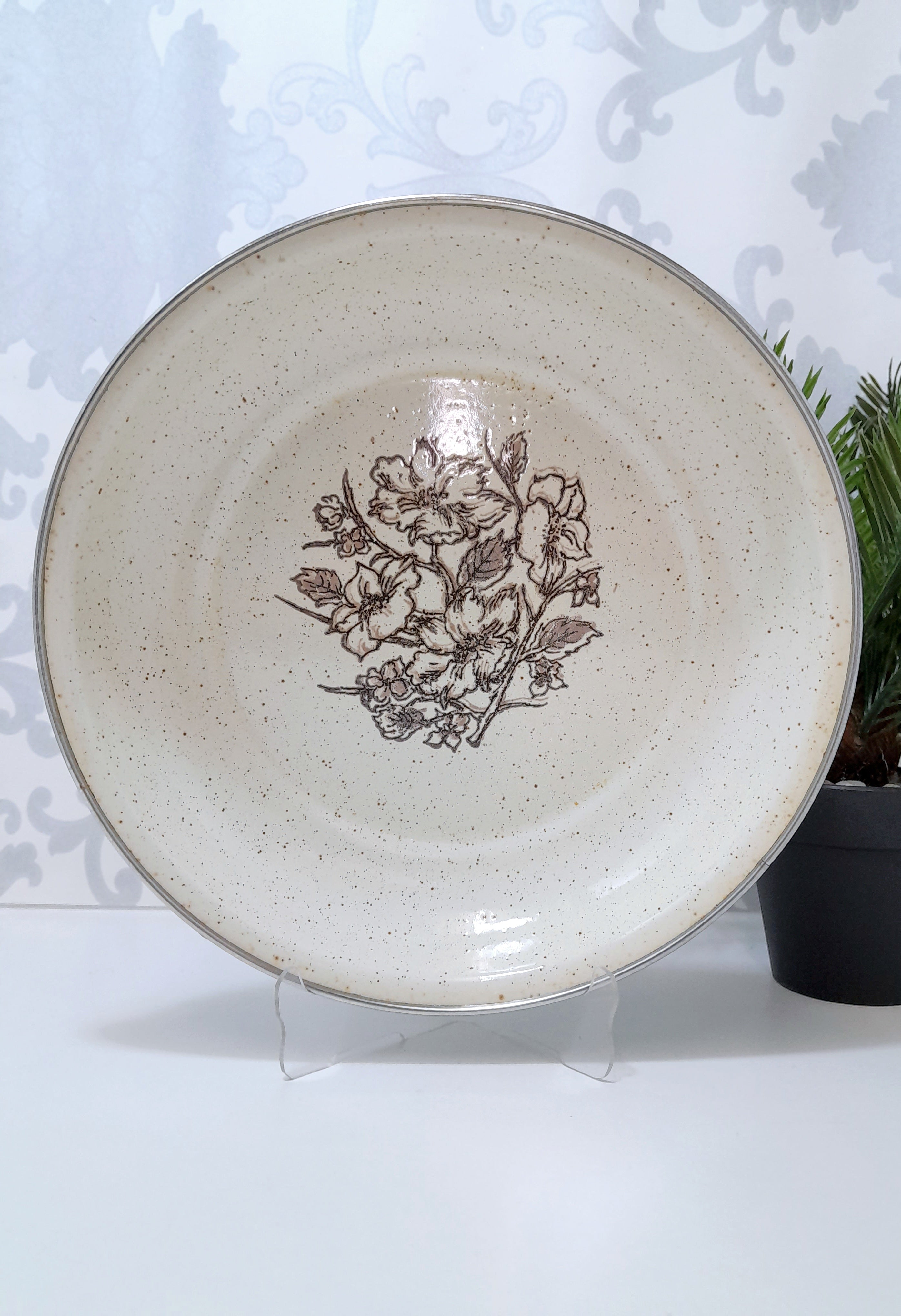 Vintage Wheat Coloured Enamel Pie Dish With Brown Flower Bouquet & Speckles