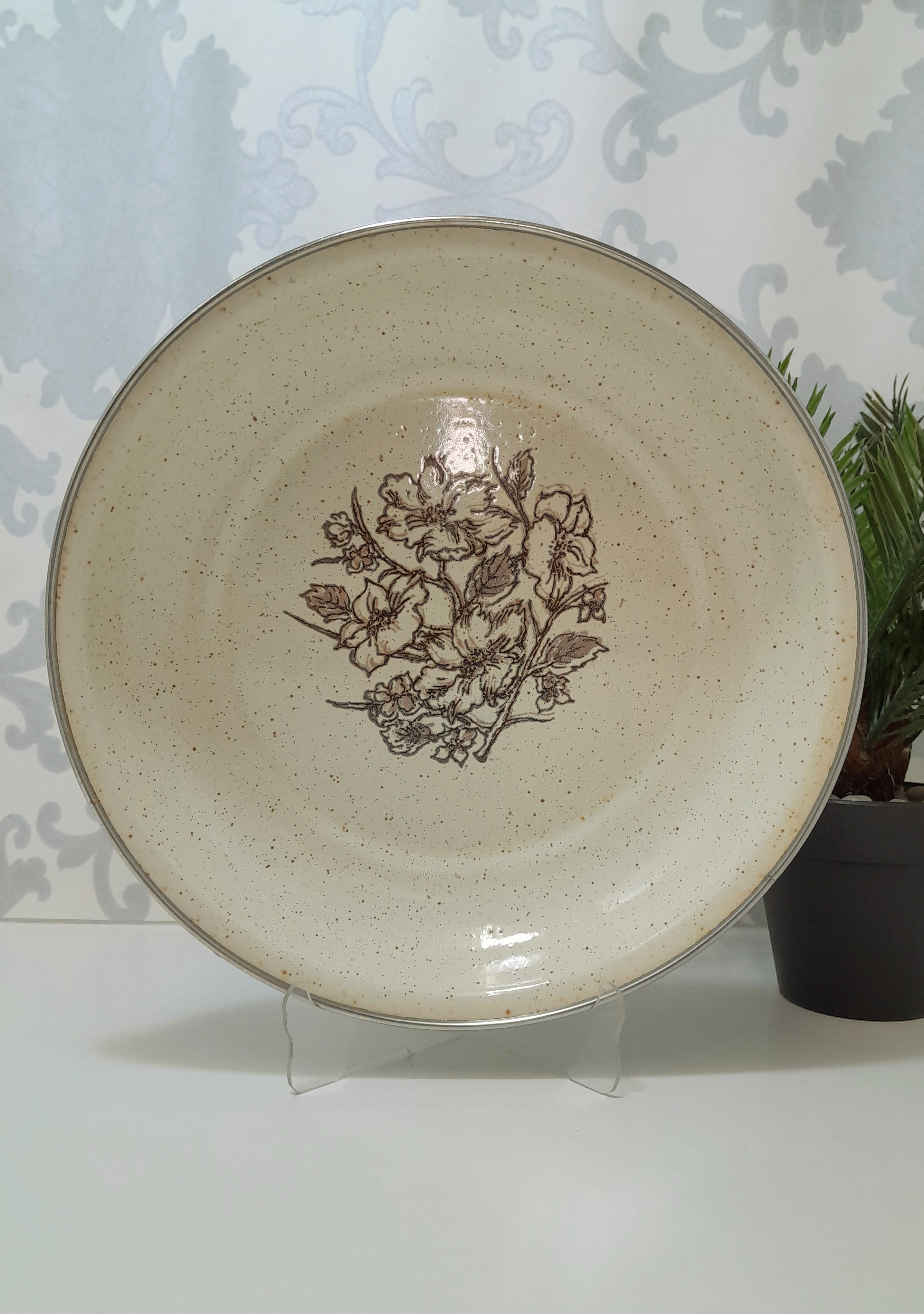 Vintage Wheat Coloured Enamel Pie Dish With Brown Flower Bouquet & Speckles