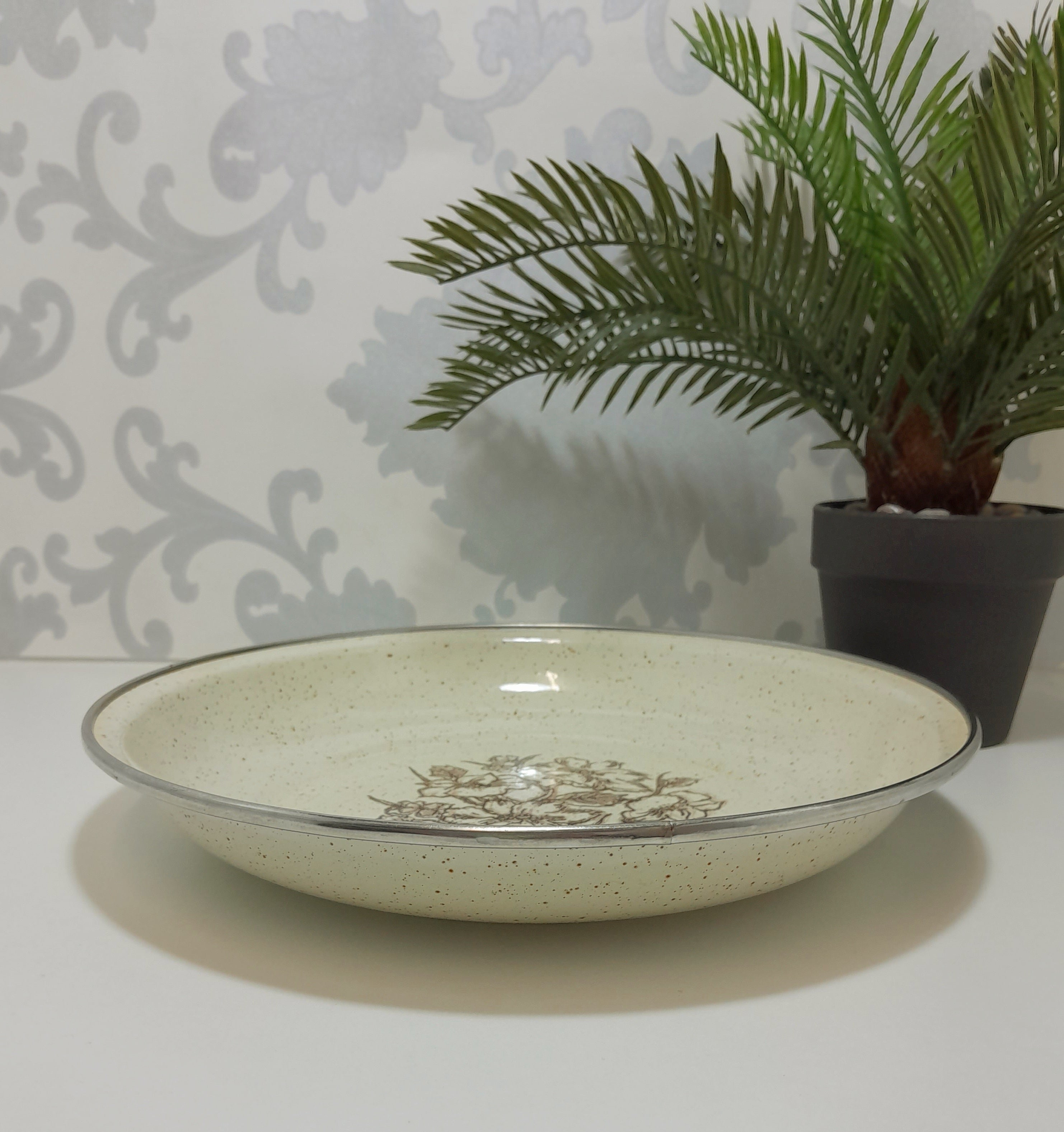 Vintage Wheat Coloured Enamel Pie Dish With Brown Flower Bouquet & Speckles