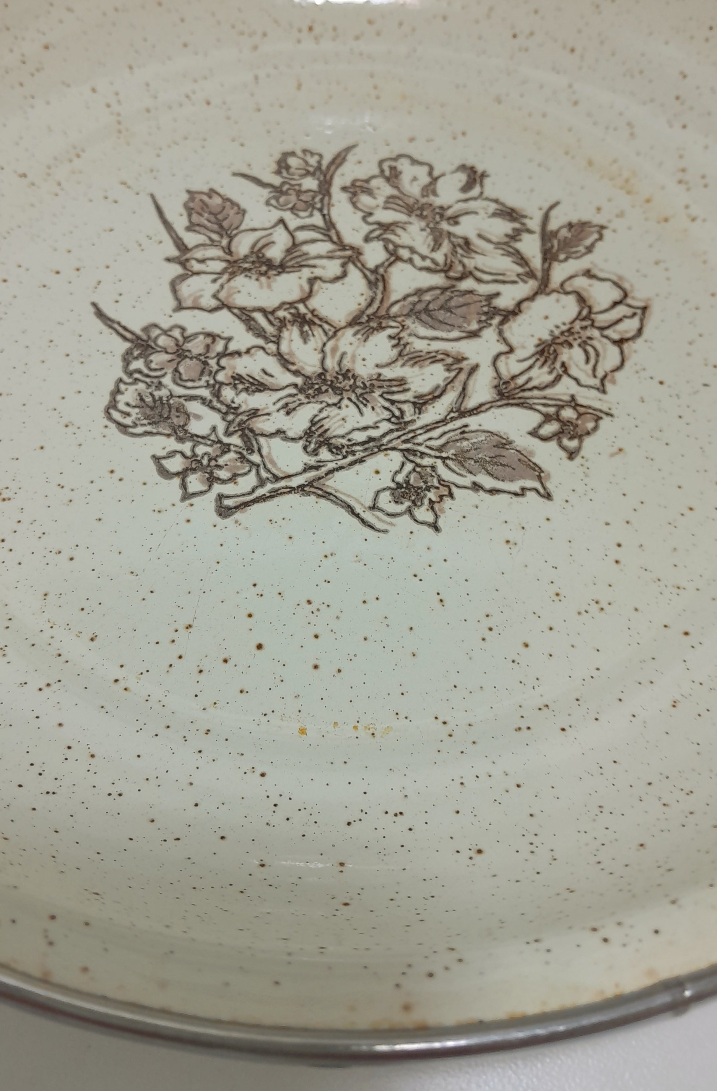 Vintage Wheat Coloured Enamel Pie Dish With Brown Flower Bouquet & Speckles