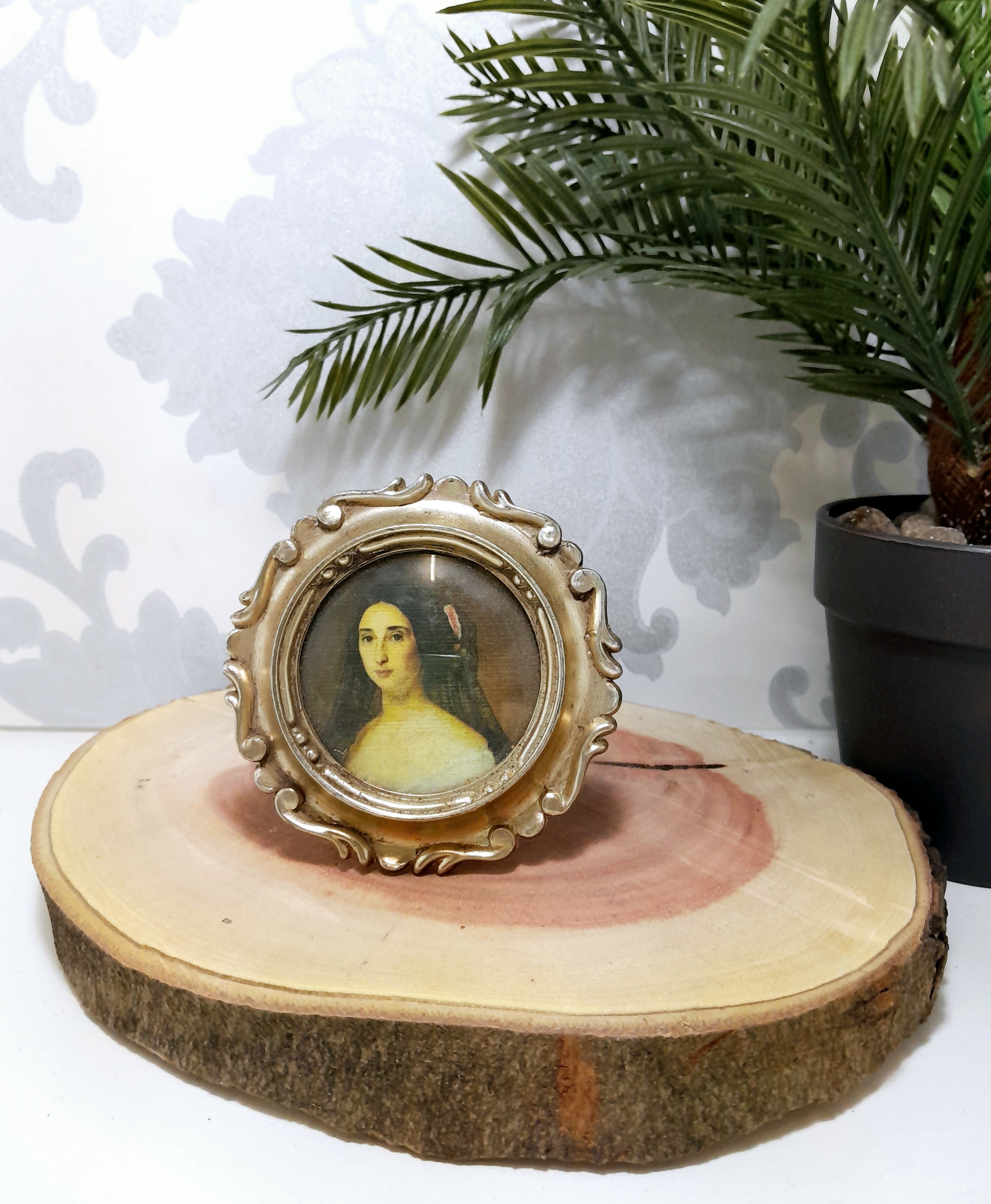 Beautiful Little Vintage Round Italian Frame With Vintage Picture