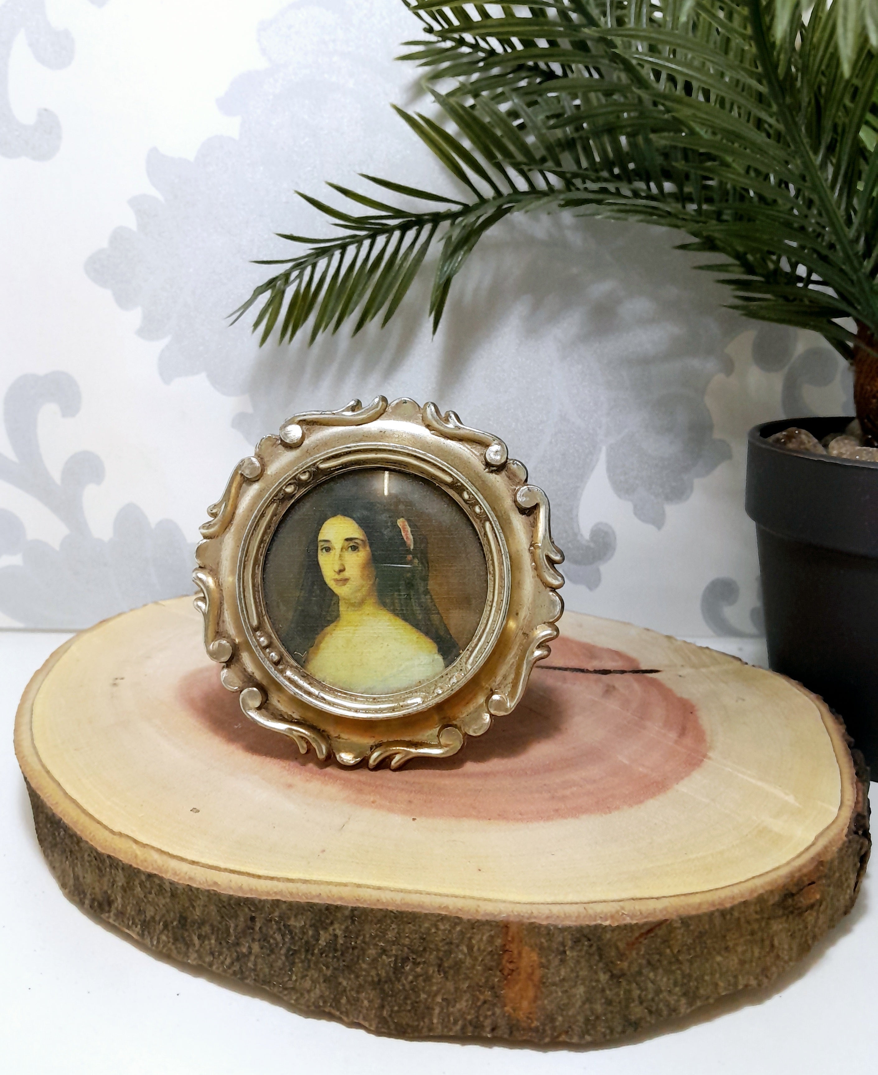 Beautiful Little Vintage Round Italian Frame With Vintage Picture