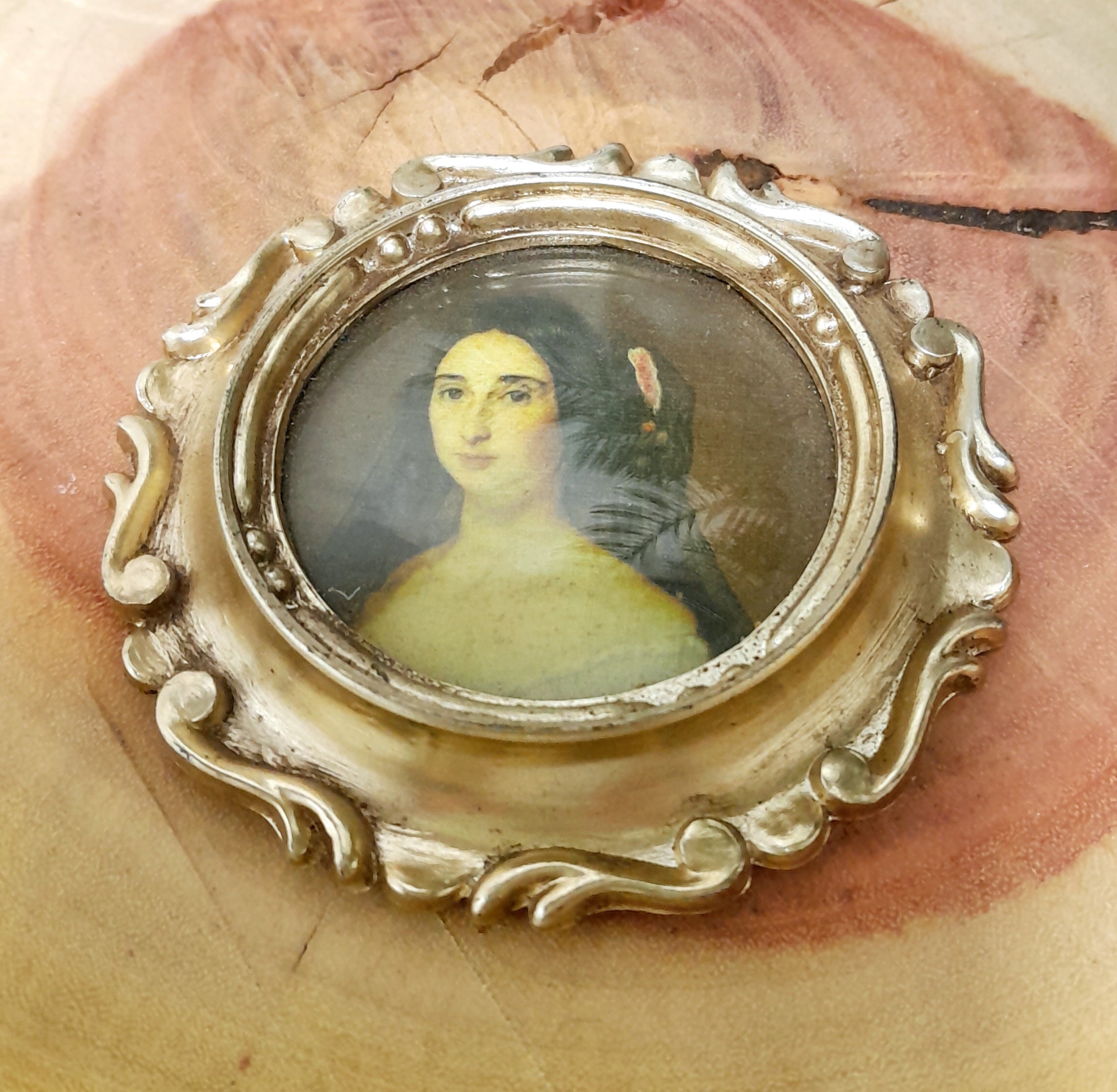 Beautiful Little Vintage Round Italian Frame With Vintage Picture