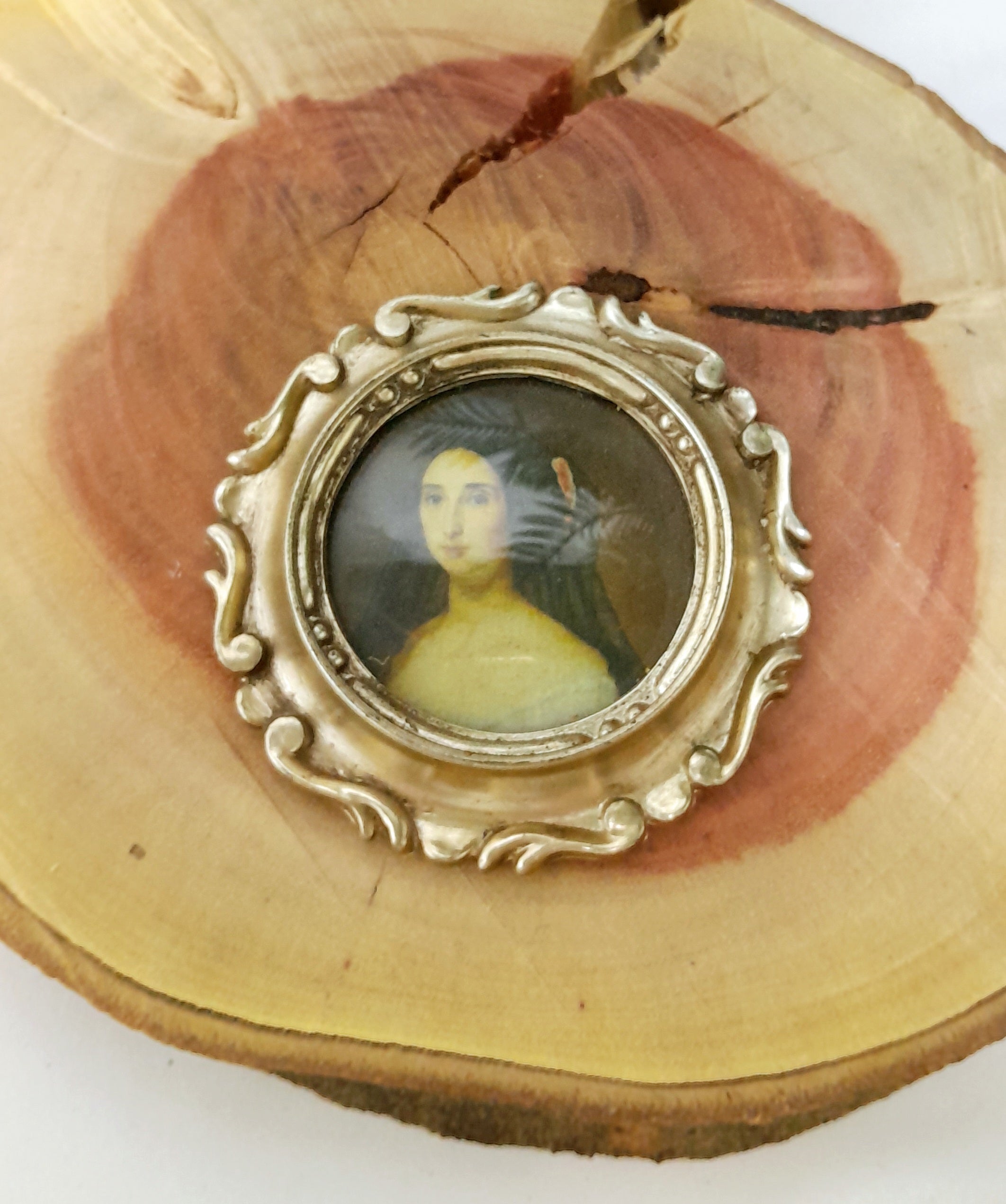 Beautiful Little Vintage Round Italian Frame With Vintage Picture