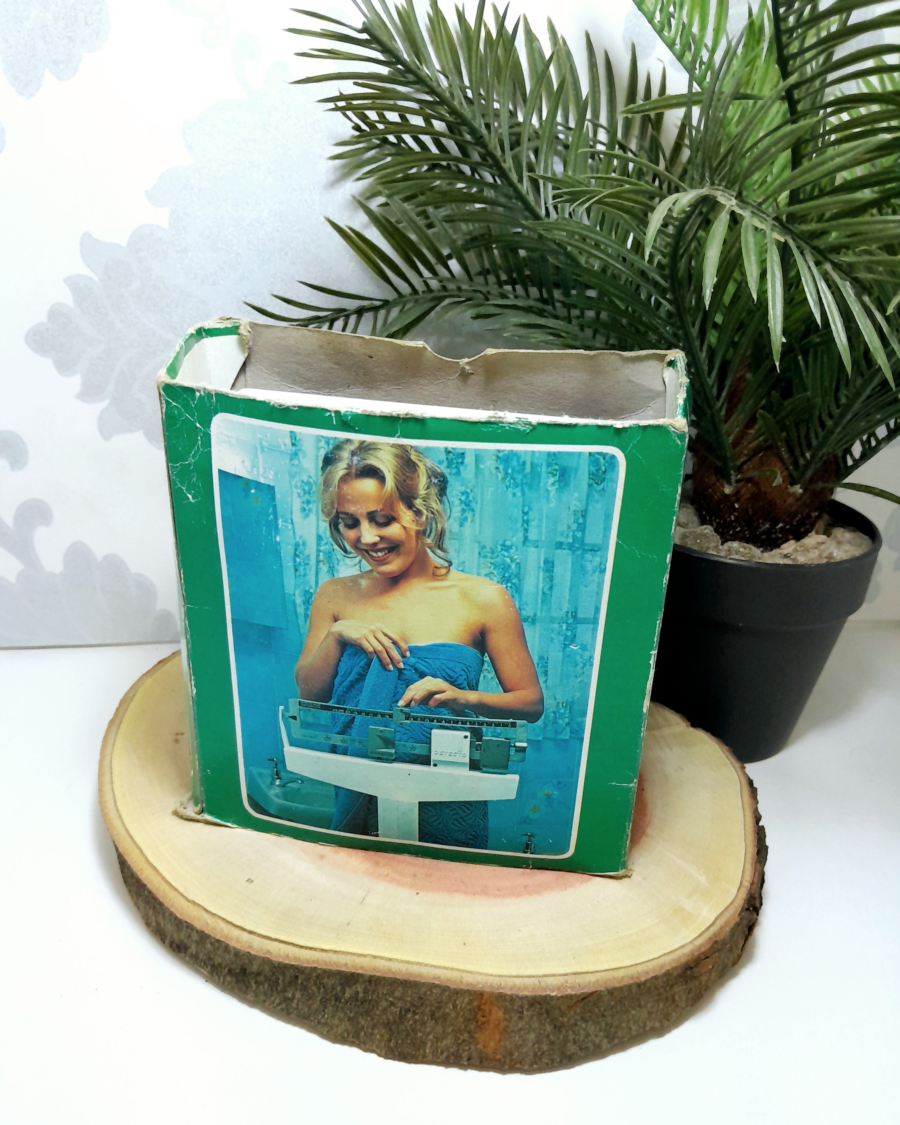 Small Red Vintage/Retro Weigh-Less Diet Scale With Removable Dish