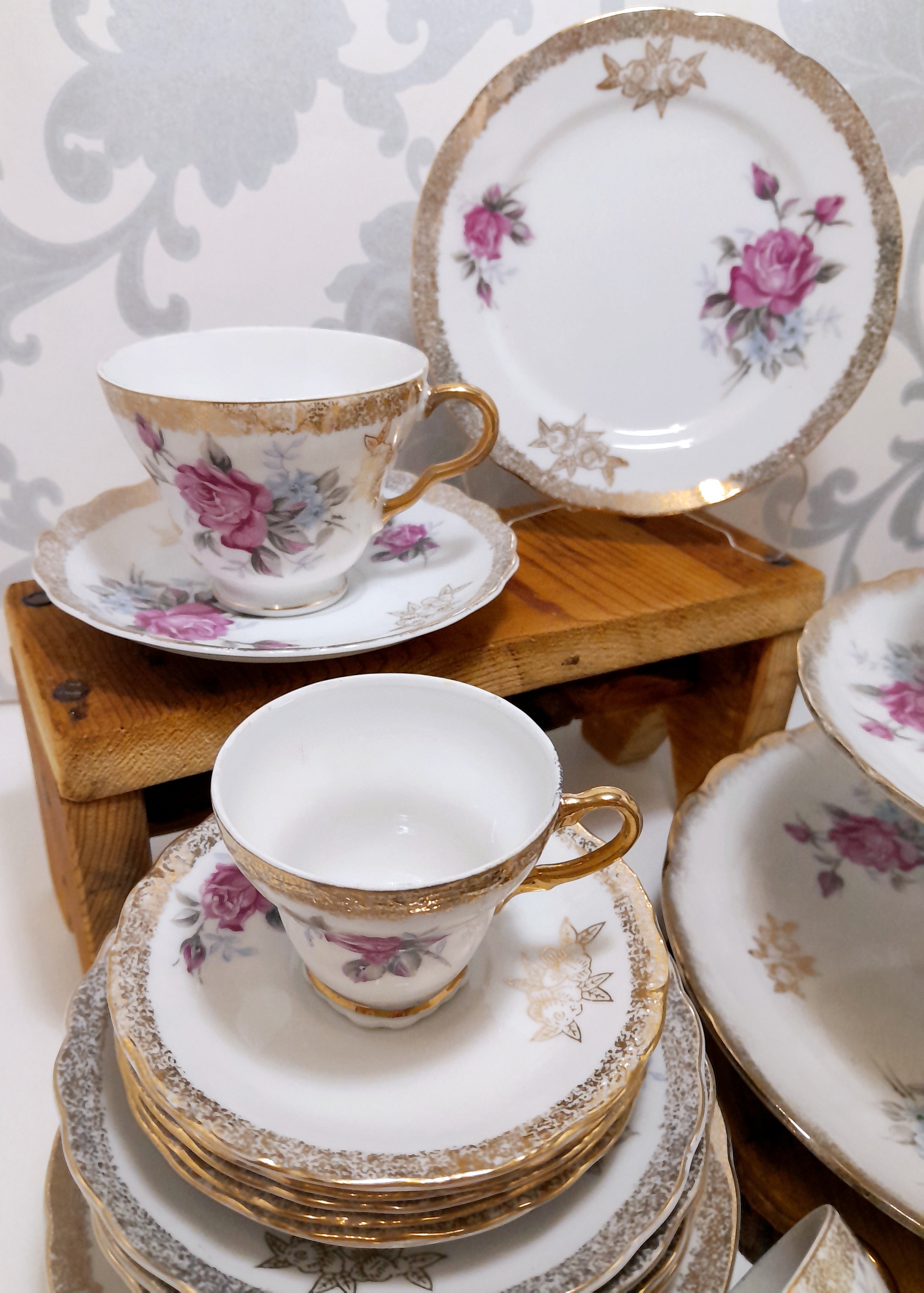 Exquisite 30 Pieces Unmarked Tea & Coffee Set With Matching 3 Tier Cake Stand