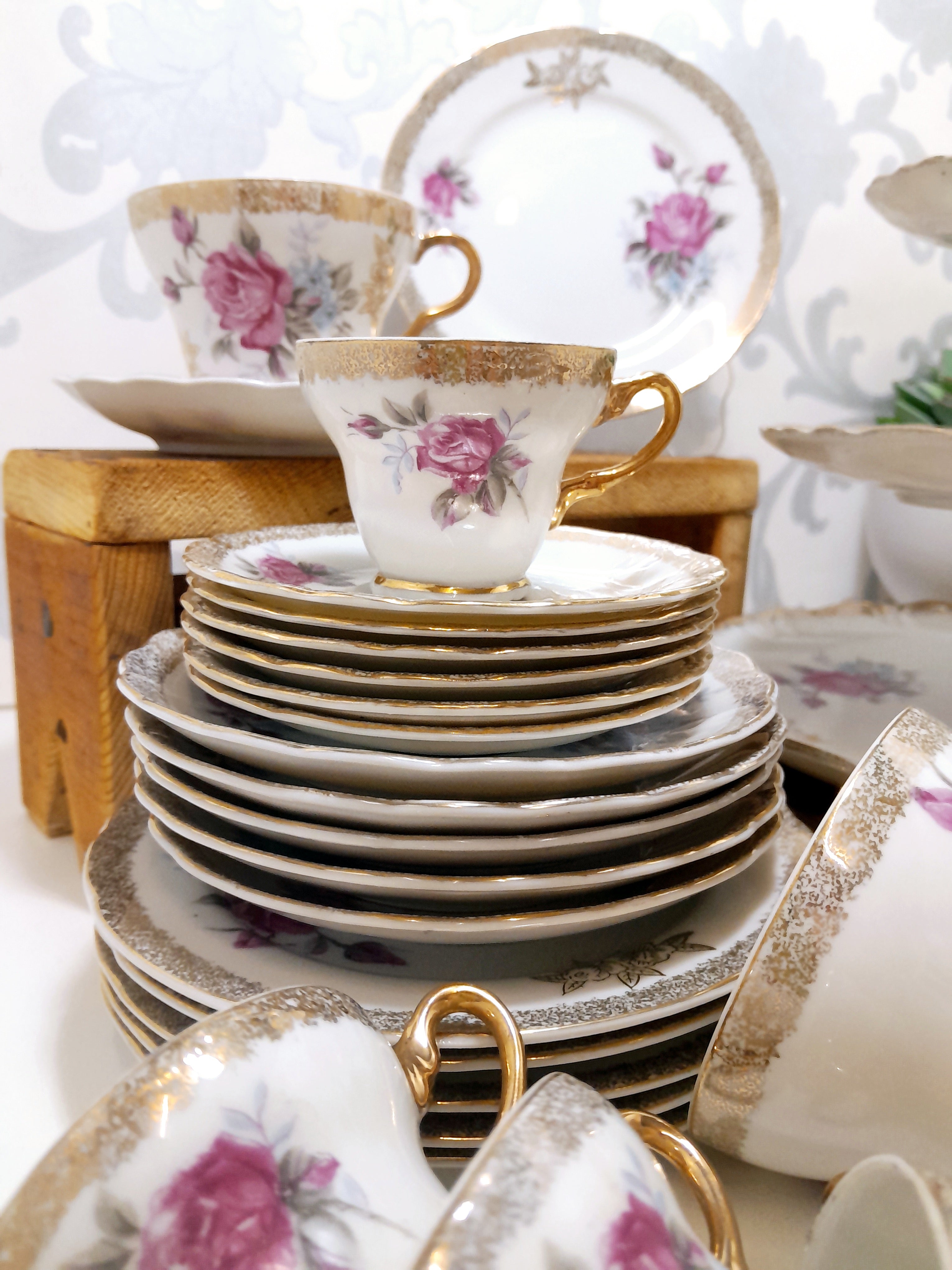 Exquisite 30 Pieces Unmarked Tea & Coffee Set With Matching 3 Tier Cake Stand