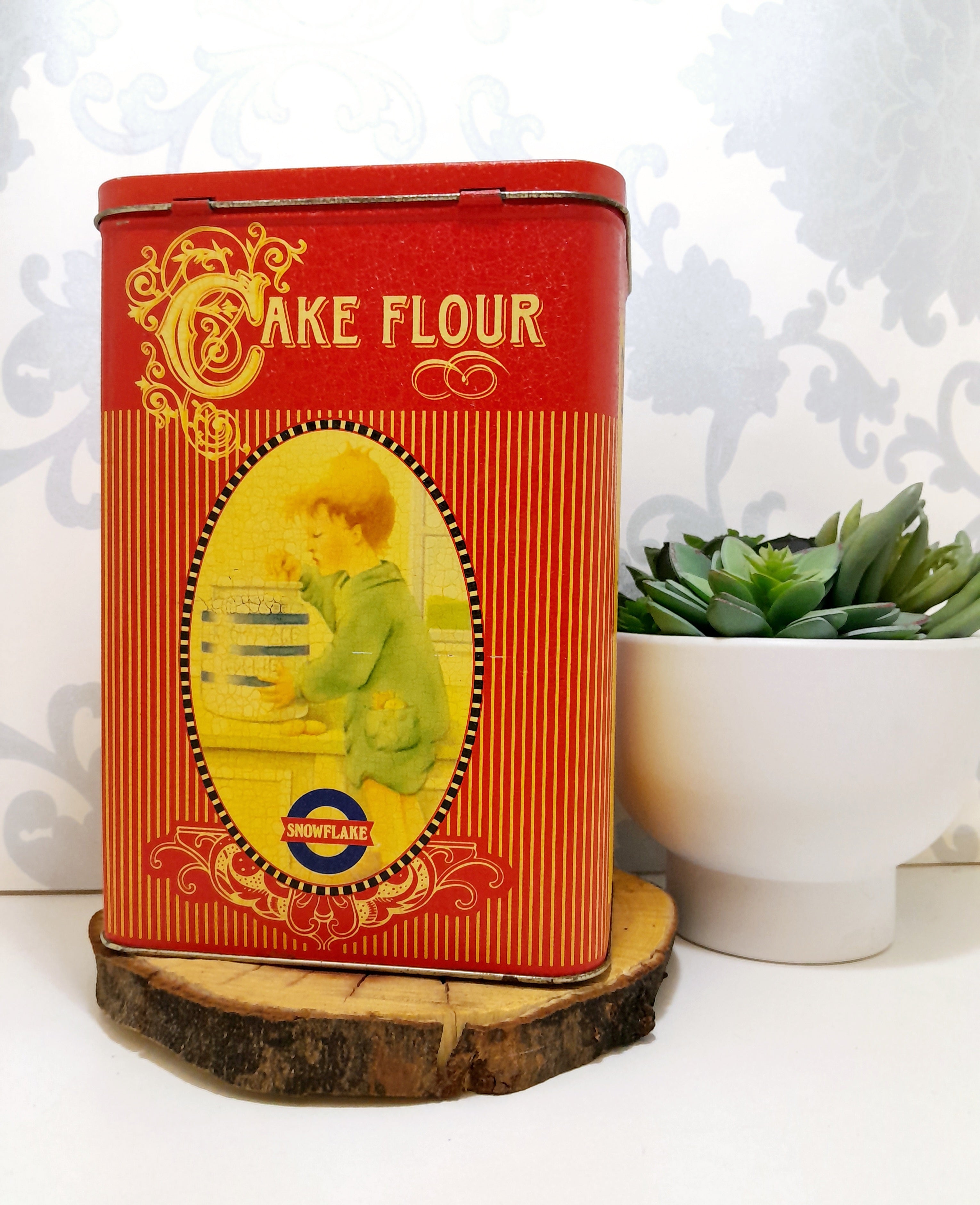 Beautiful & Collectable Vintage Snowflake Cake Flour Tin