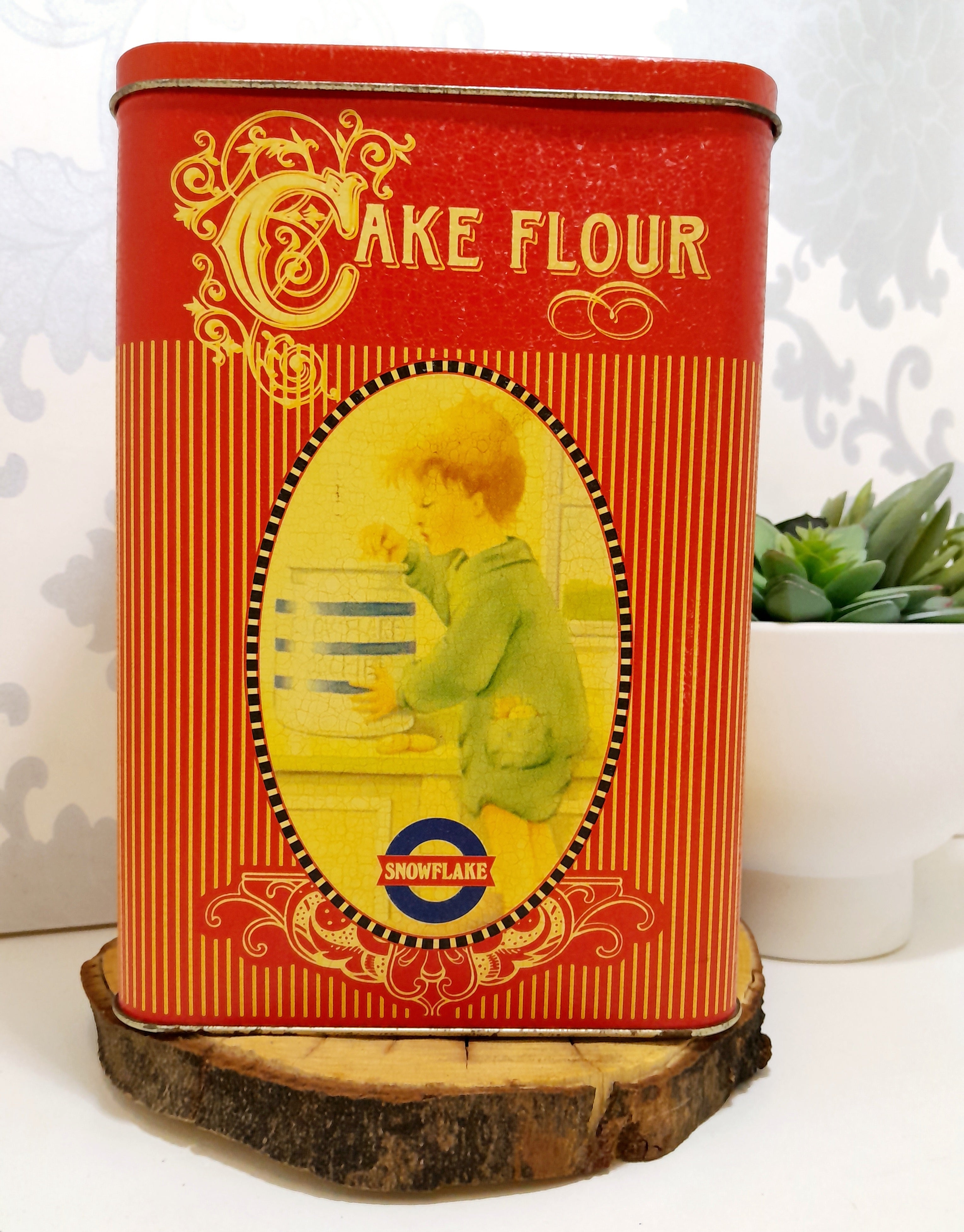 Beautiful & Collectable Vintage Snowflake Cake Flour Tin