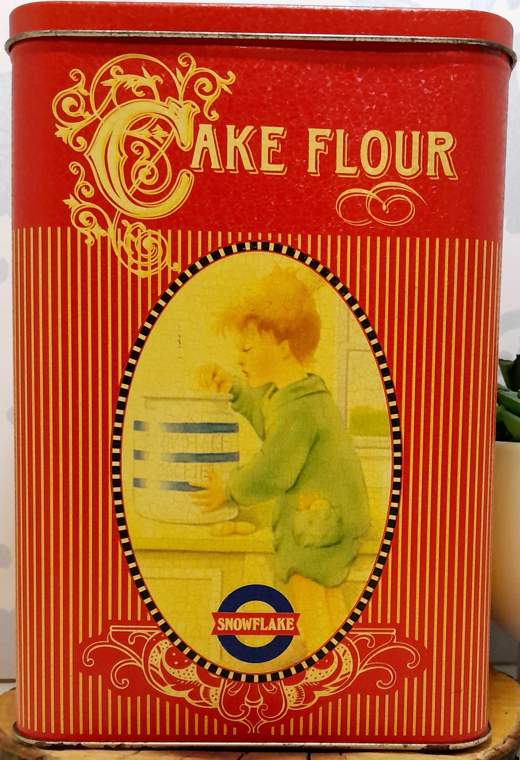 Beautiful & Collectable Vintage Snowflake Cake Flour Tin