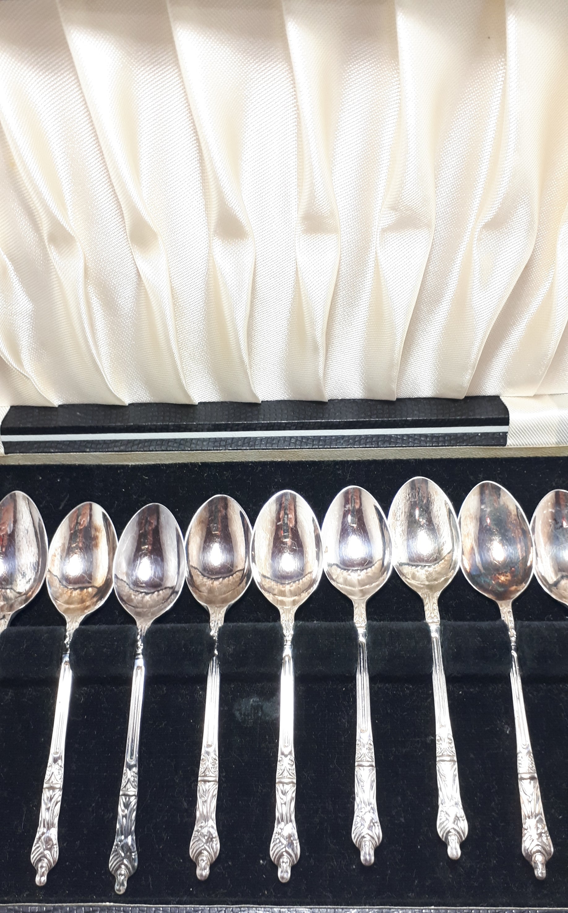 Antique Set Of 12 Yeoman Silver Plated Apostle Spoons in Original Presentation Case