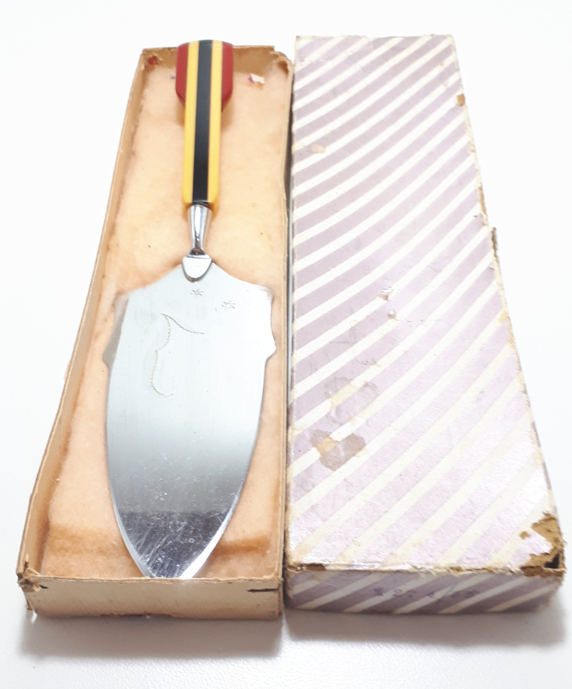 Art Deco Styled Cake Lifter - Polished Bakelite Handle - Original Box