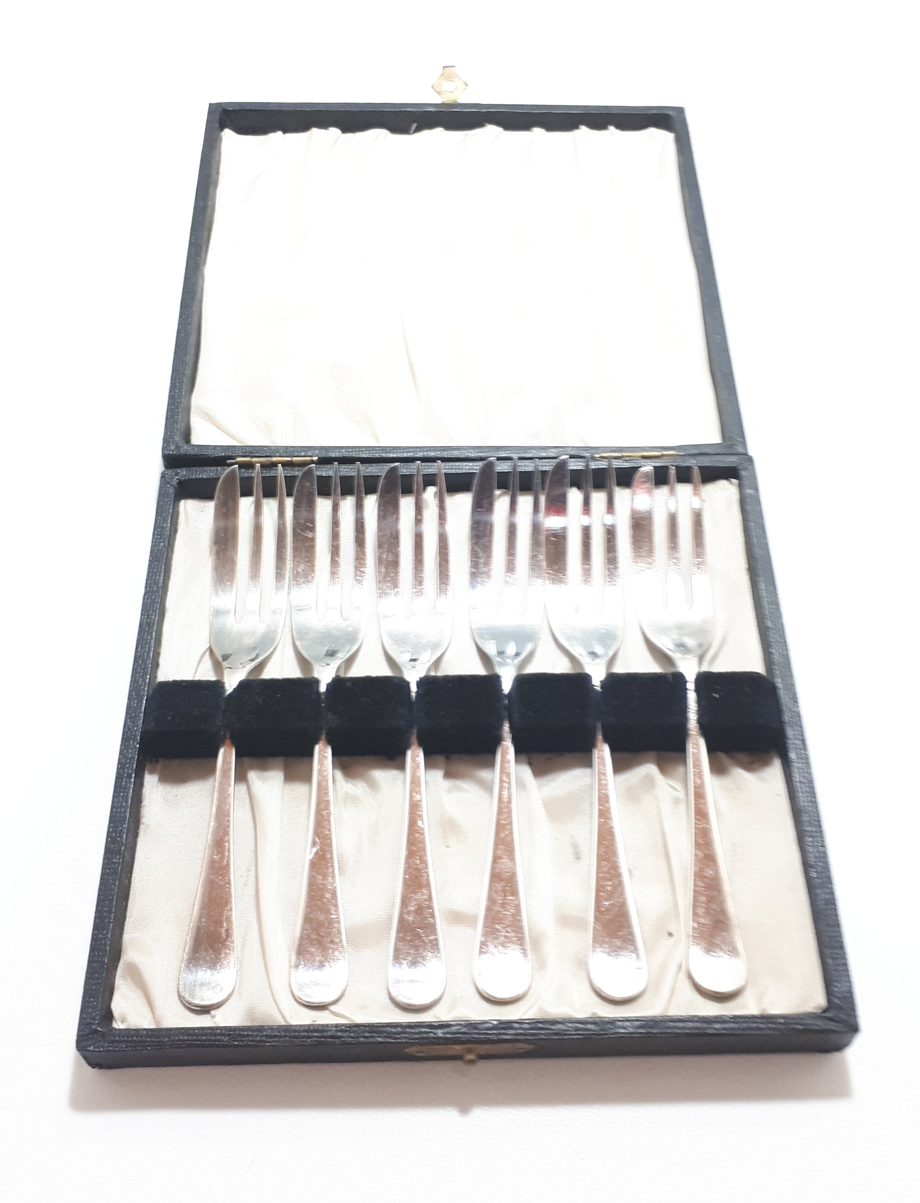 Set of 6 Super A, Sheffield Silver Plated Cake / Pastry Forks in Presentation Case – Standard Handle Design