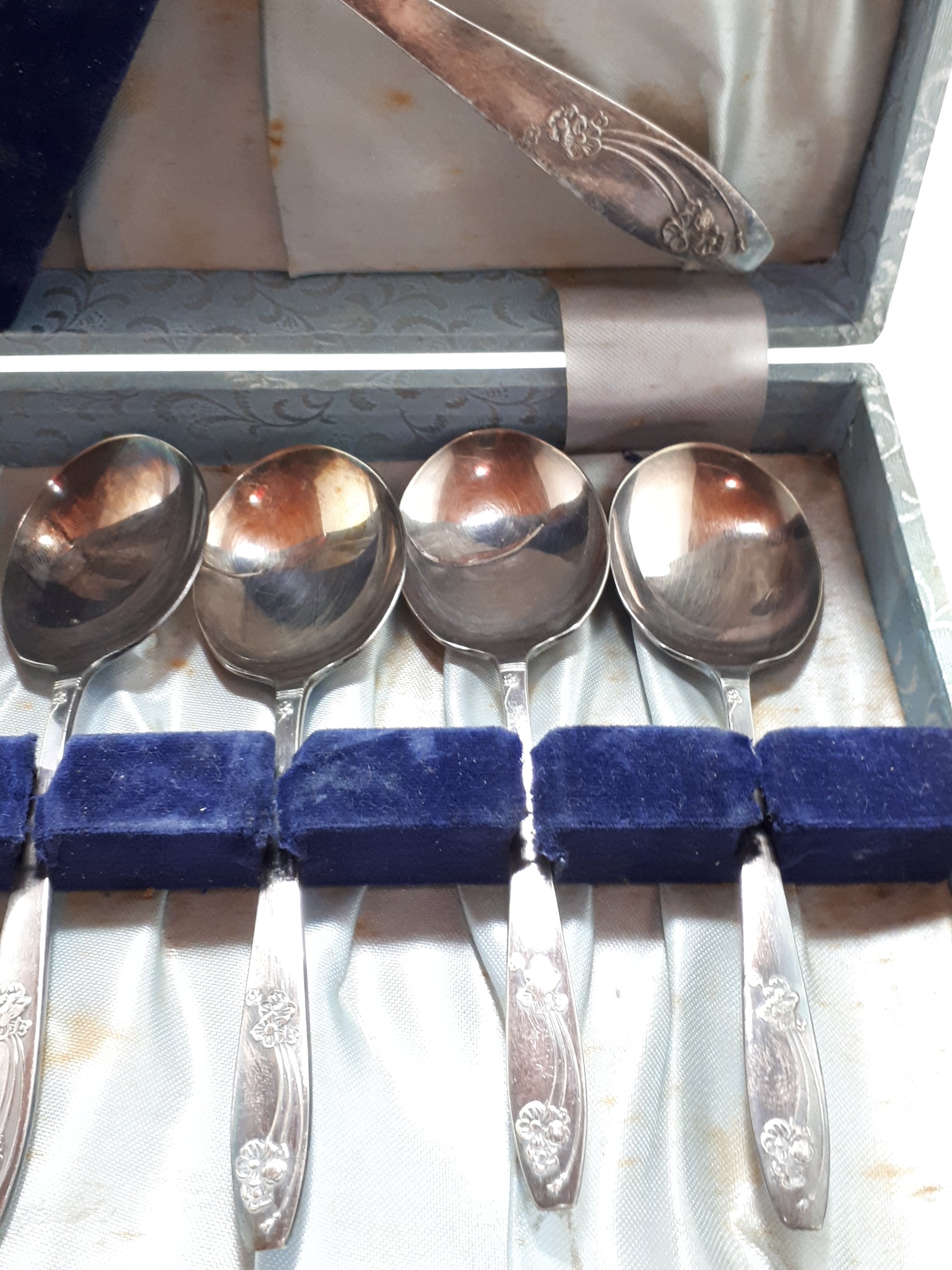 1960’s Set Of 6 Silver Plated Priestly & Moore, Sheffield, Dessert Spoons With Server Spoon – Bouquet Handle Design