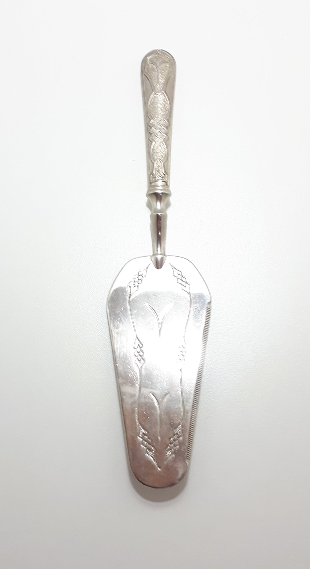 Solid & Heavy Designer Cake Lifter With Serrated Edge - Italy