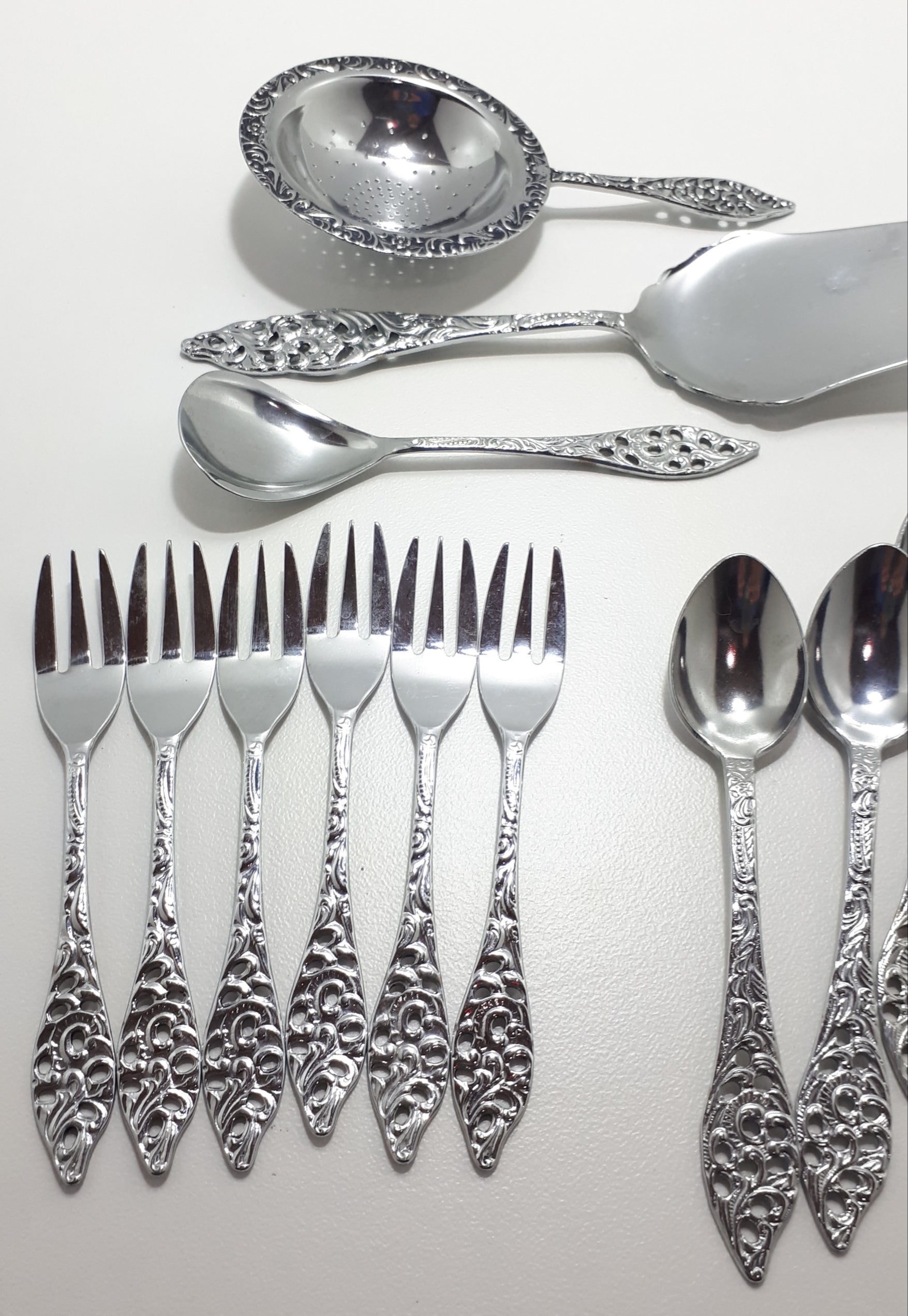 15 Piece Royal Dutch Silverworks’ Elwezetta Range Cutlery Set