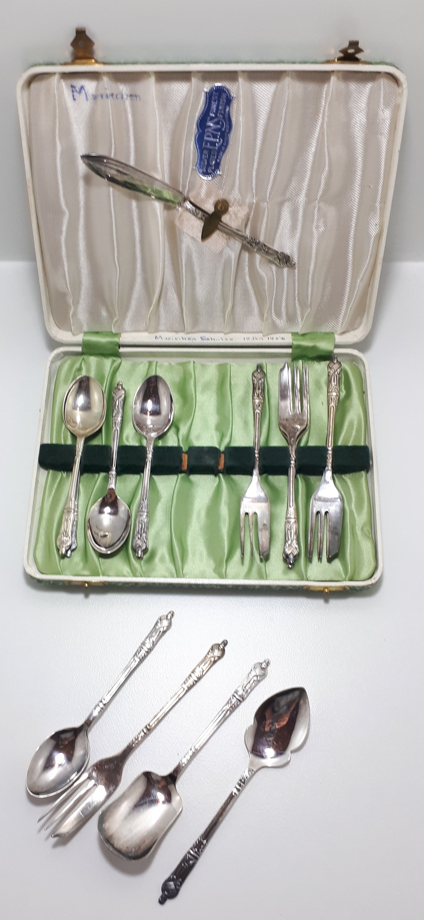 15 Piece Boxed Apostle Cake Serving Set