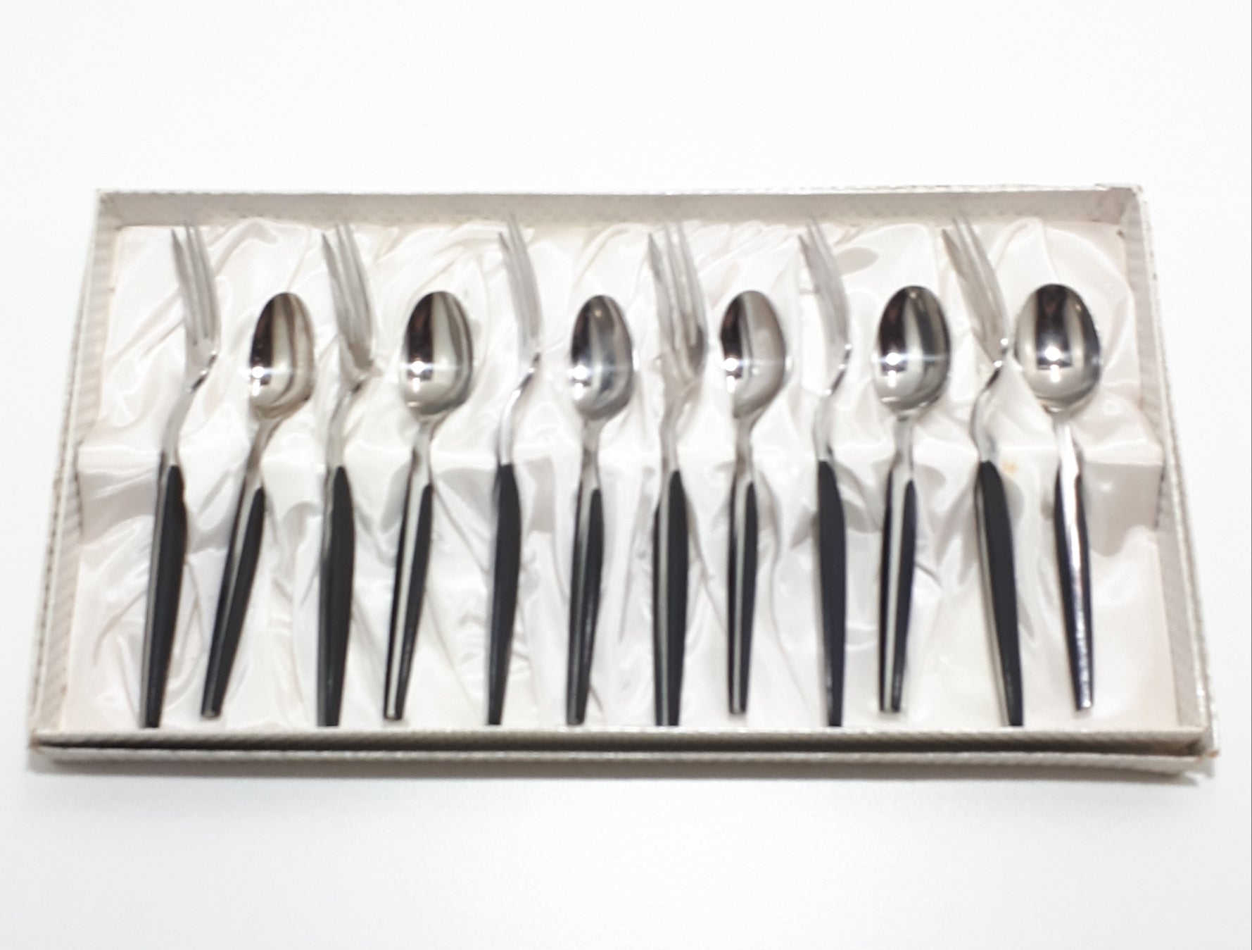 Retro Set Of 12 Eetrite “Moderna” Handle Design Stainless Steel & Bakelite Cutlery – Original Box