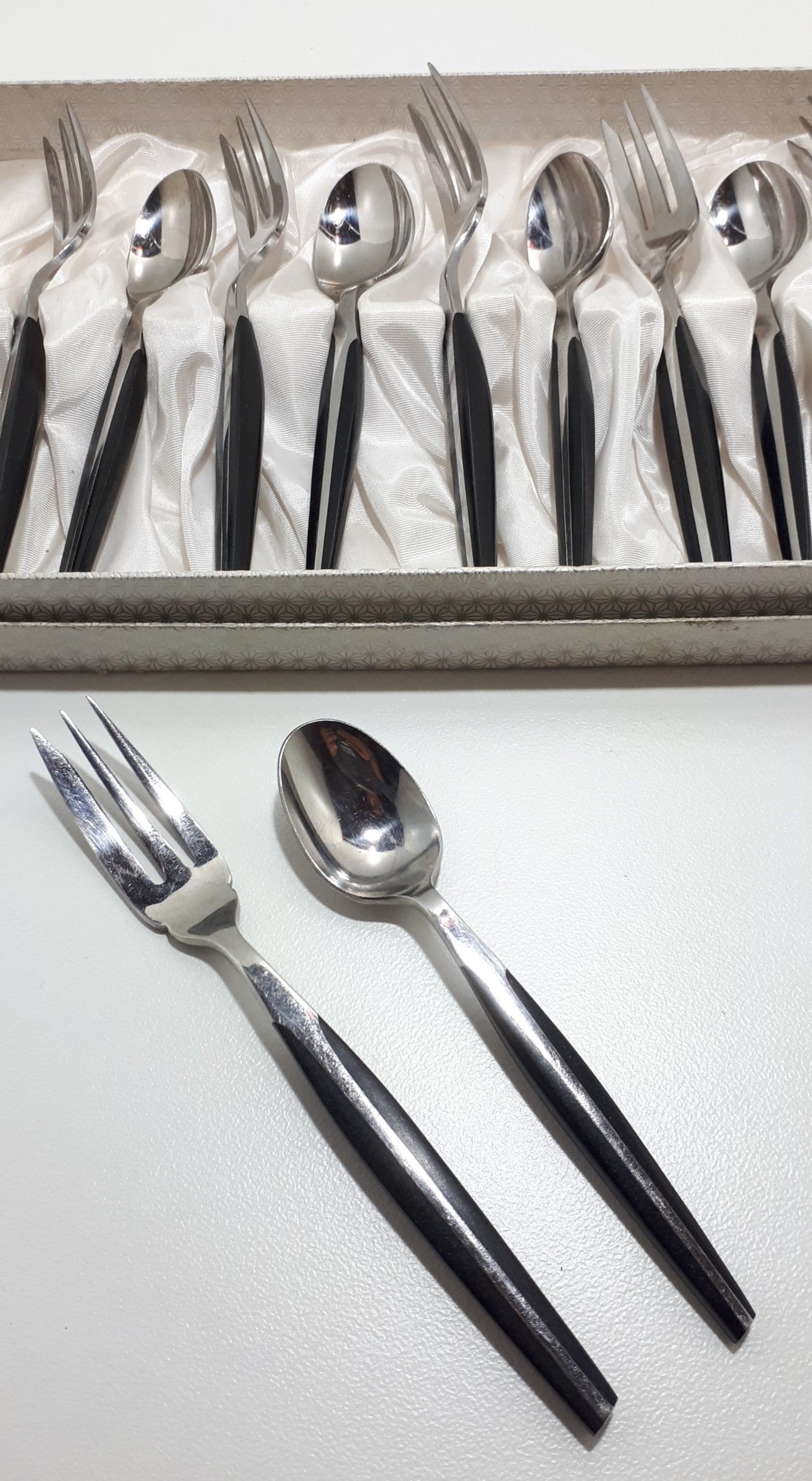 Retro Set Of 12 Eetrite “Moderna” Handle Design Stainless Steel & Bakelite Cutlery – Original Box