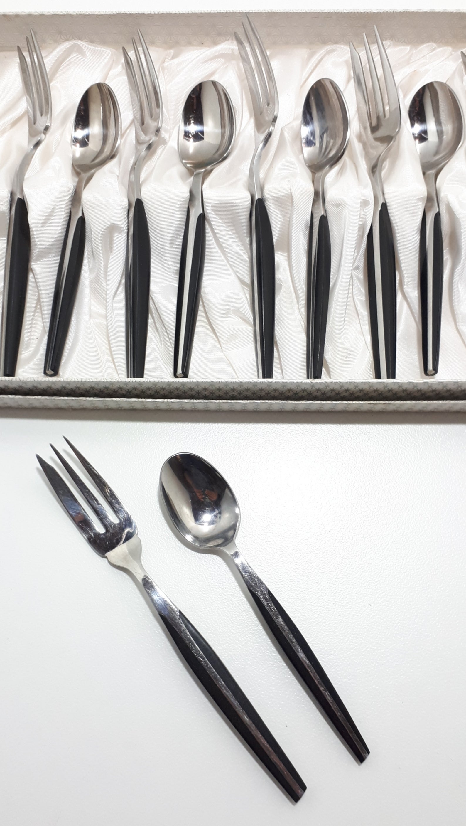 Retro Set Of 12 Eetrite “Moderna” Handle Design Stainless Steel & Bakelite Cutlery – Original Box