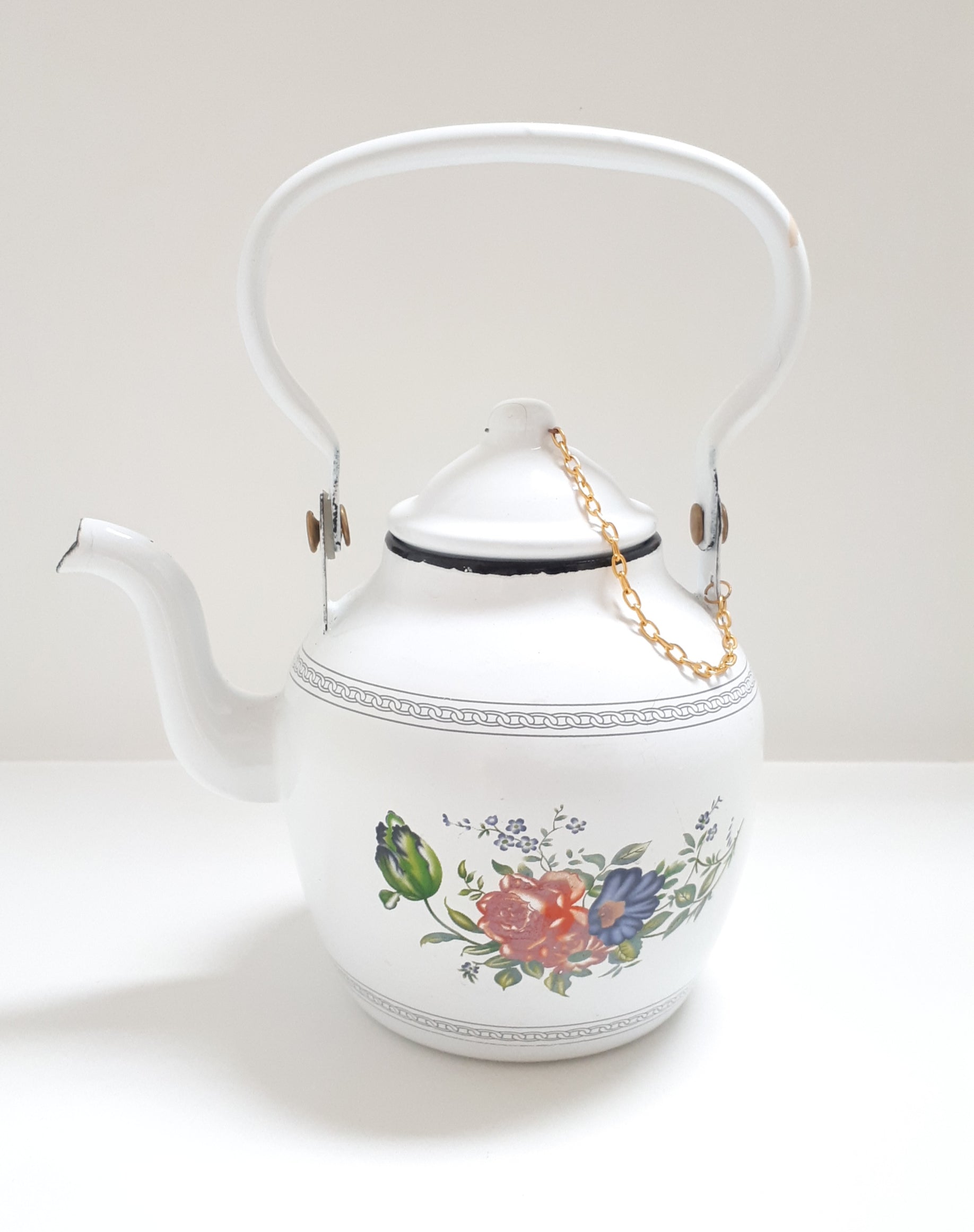 White Garnet Enamel Tea Pot With Flowers – 1.6 Liter Capacity