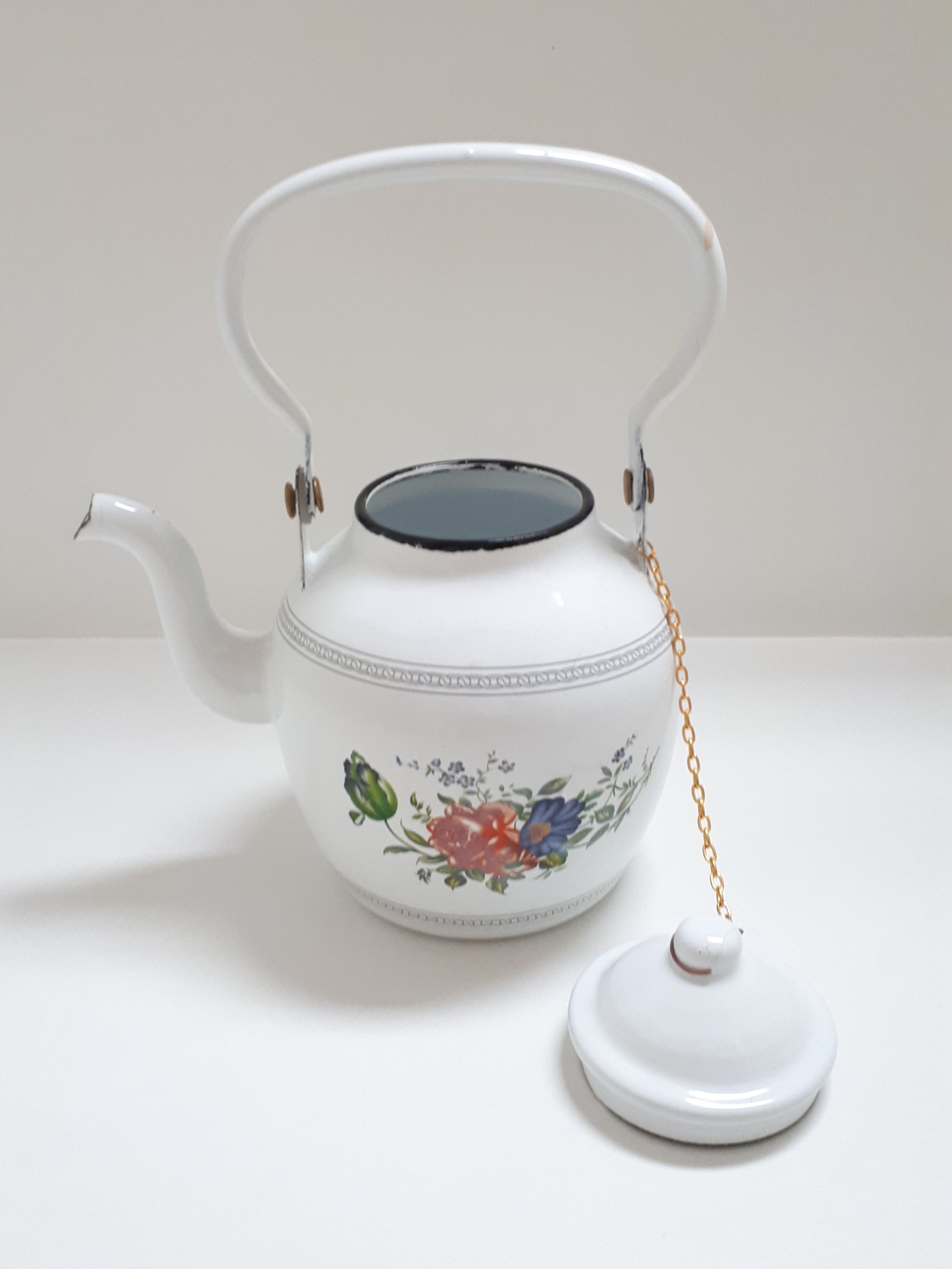 White Garnet Enamel Tea Pot With Flowers – 1.6 Liter Capacity