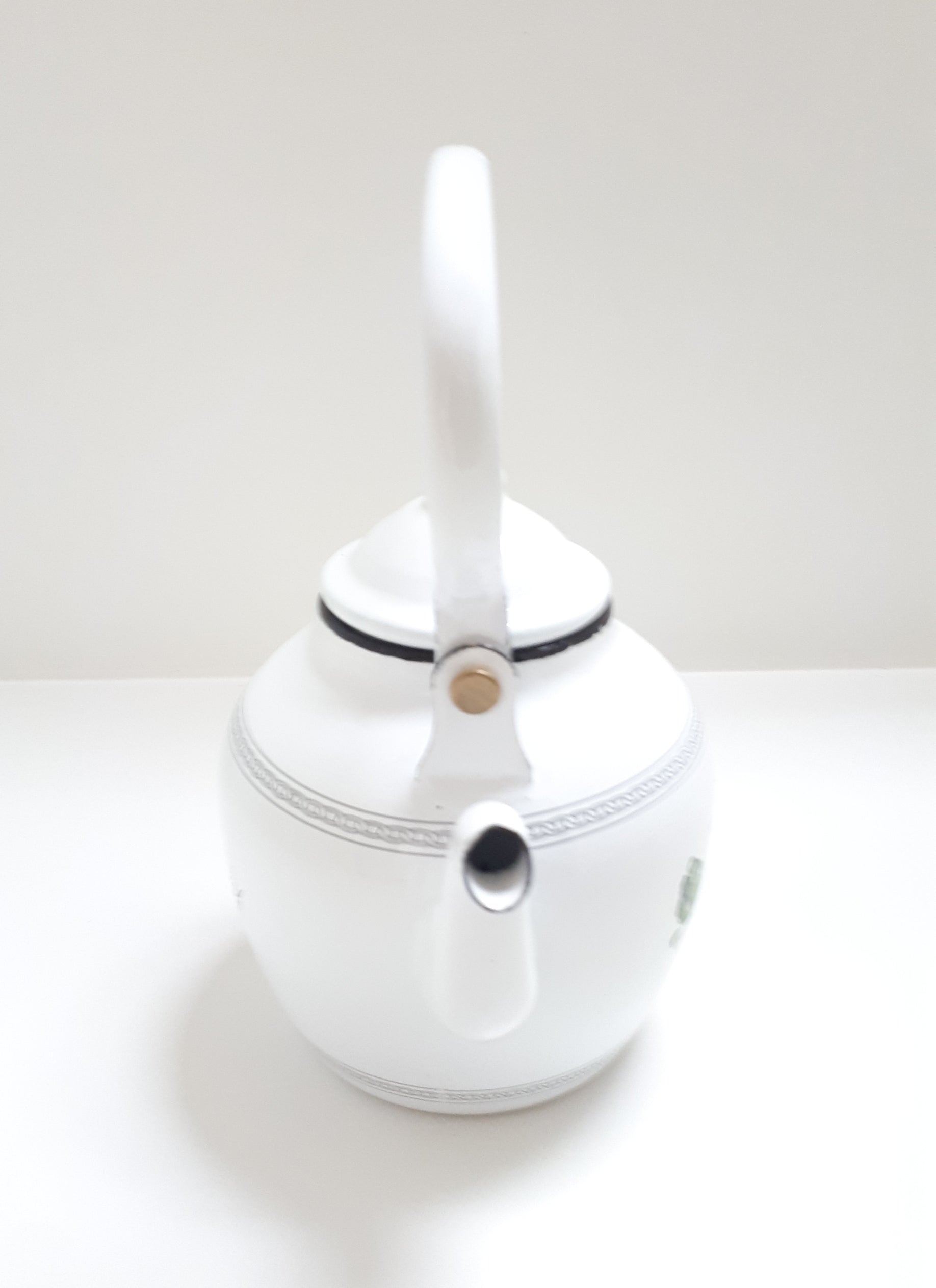 White Garnet Enamel Tea Pot With Flowers – 1.6 Liter Capacity