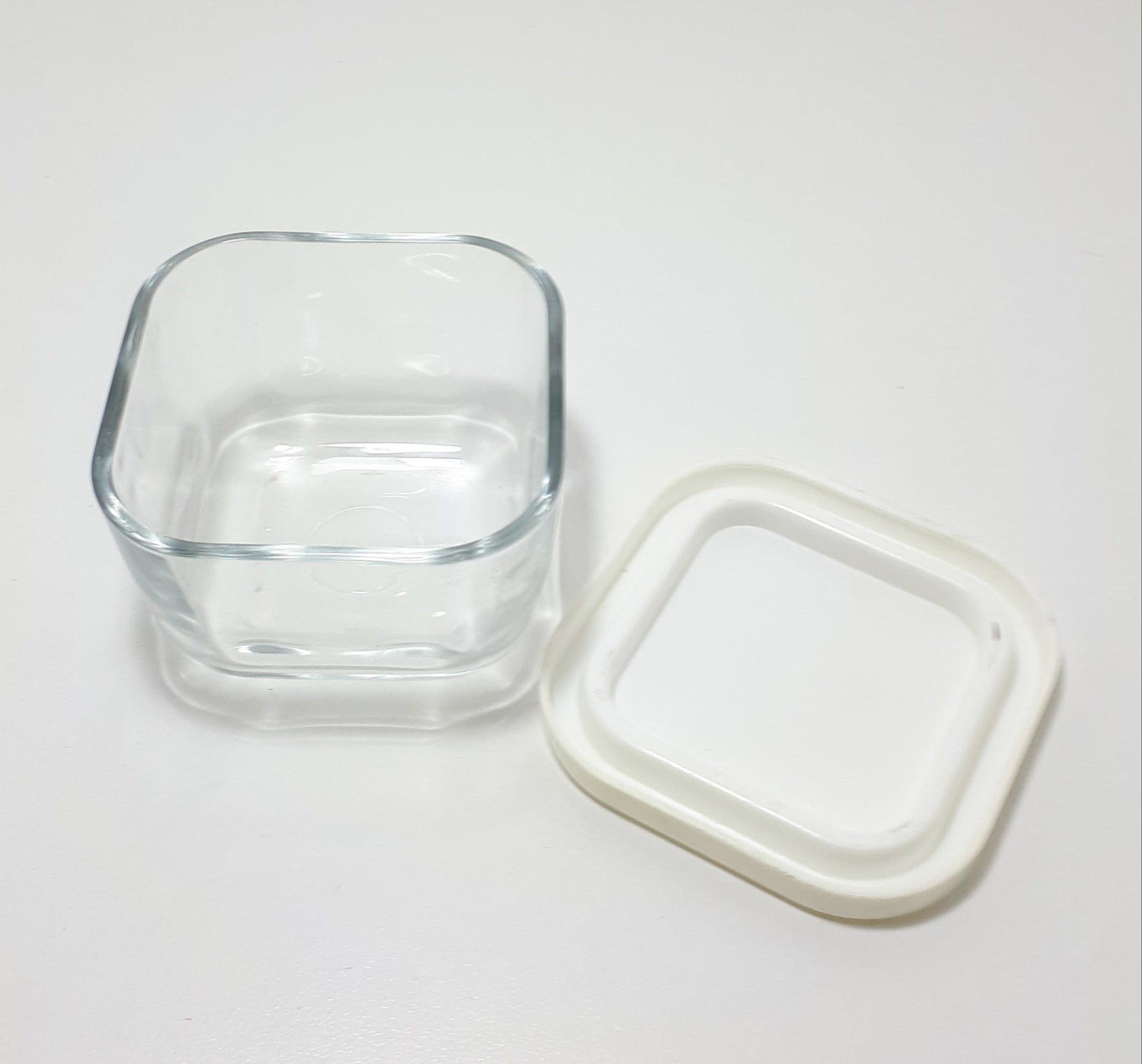 Small Squared Glass Bowl With Plastic Lid