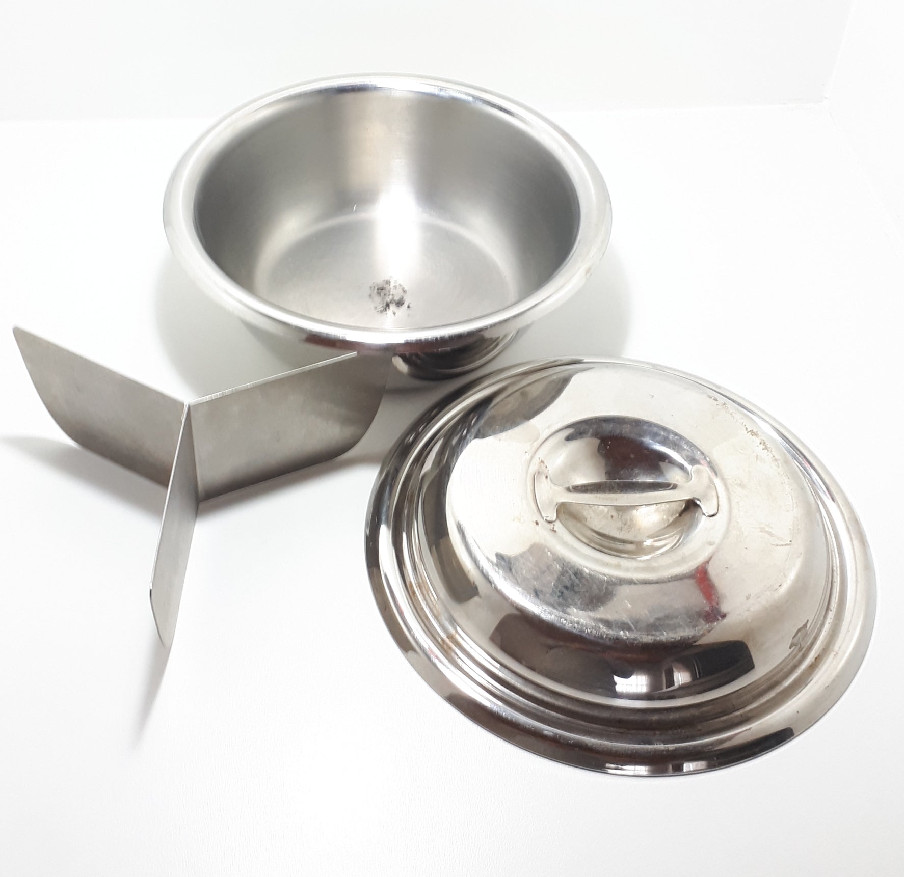 3-Division Vintage Round Stainless Steel Lidded Dish – Removable 3-Division Divider