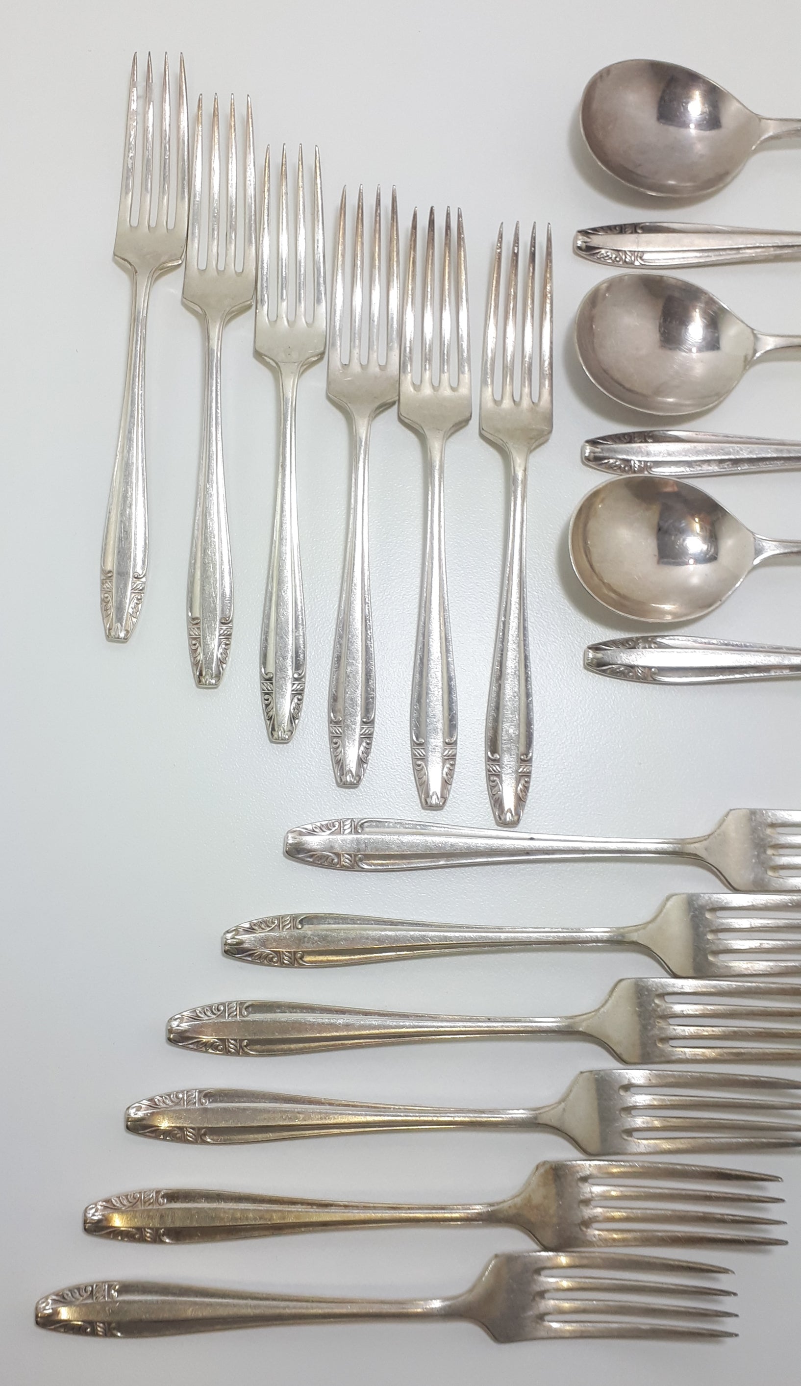 18 Piece 1950-1960’s Vintage Silver Plated Priestley & Moore Ltd., Sheffield Cutlery Set – Anniversary Handle Design