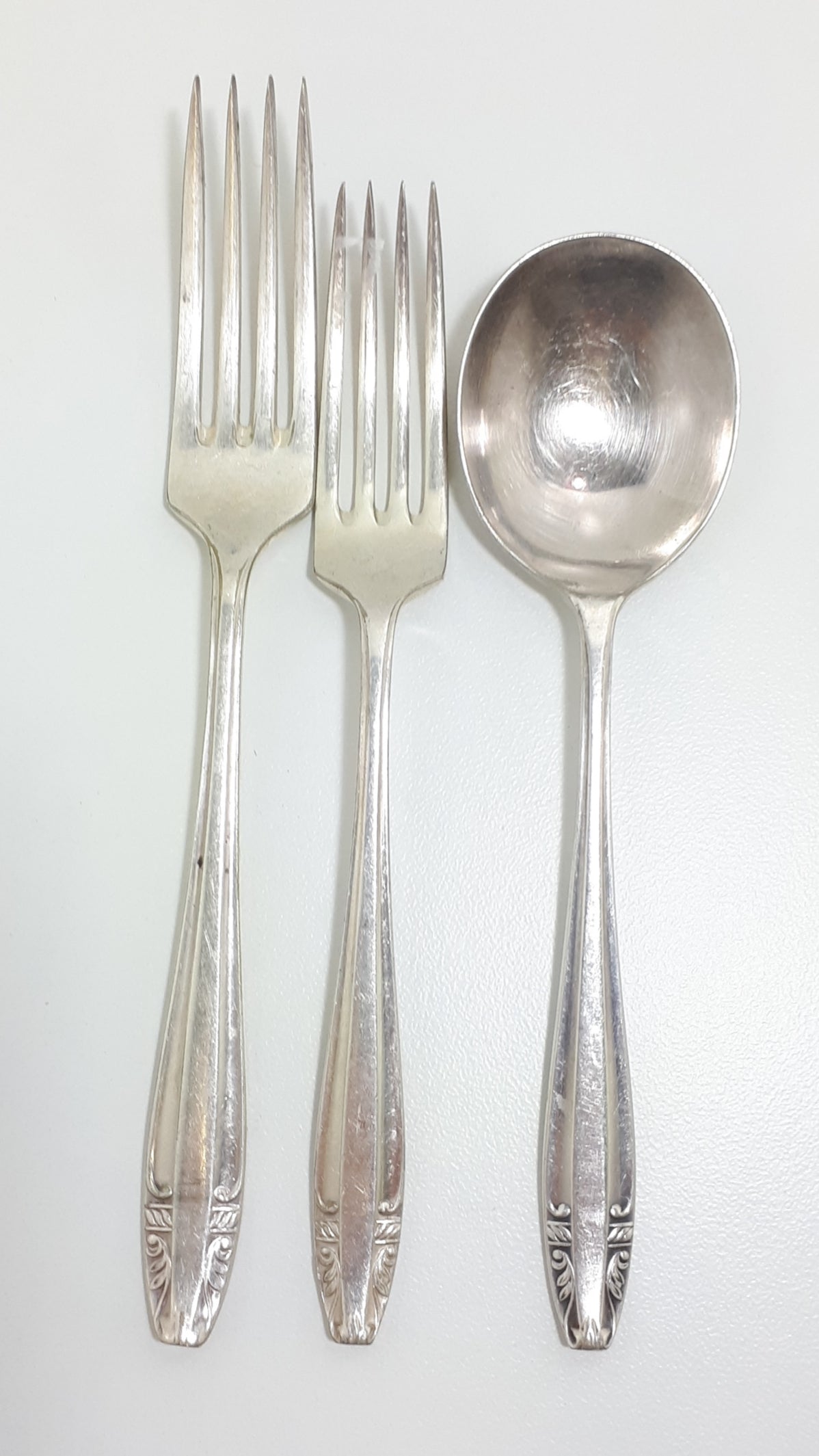 18 Piece 1950-1960’s Vintage Silver Plated Priestley & Moore Ltd., Sheffield Cutlery Set – Anniversary Handle Design