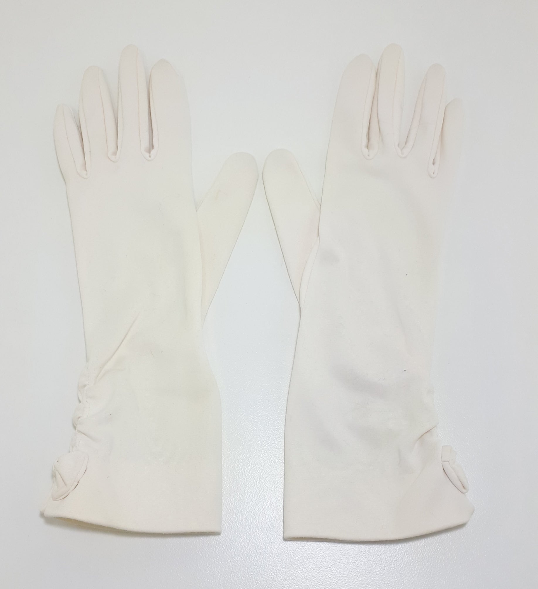 Pair Of White Vintage Gloves With Stretch & Bow Detail On The Wrist