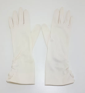 Pair Of White Vintage Gloves With Stretch & Bow Detail On The Wrist