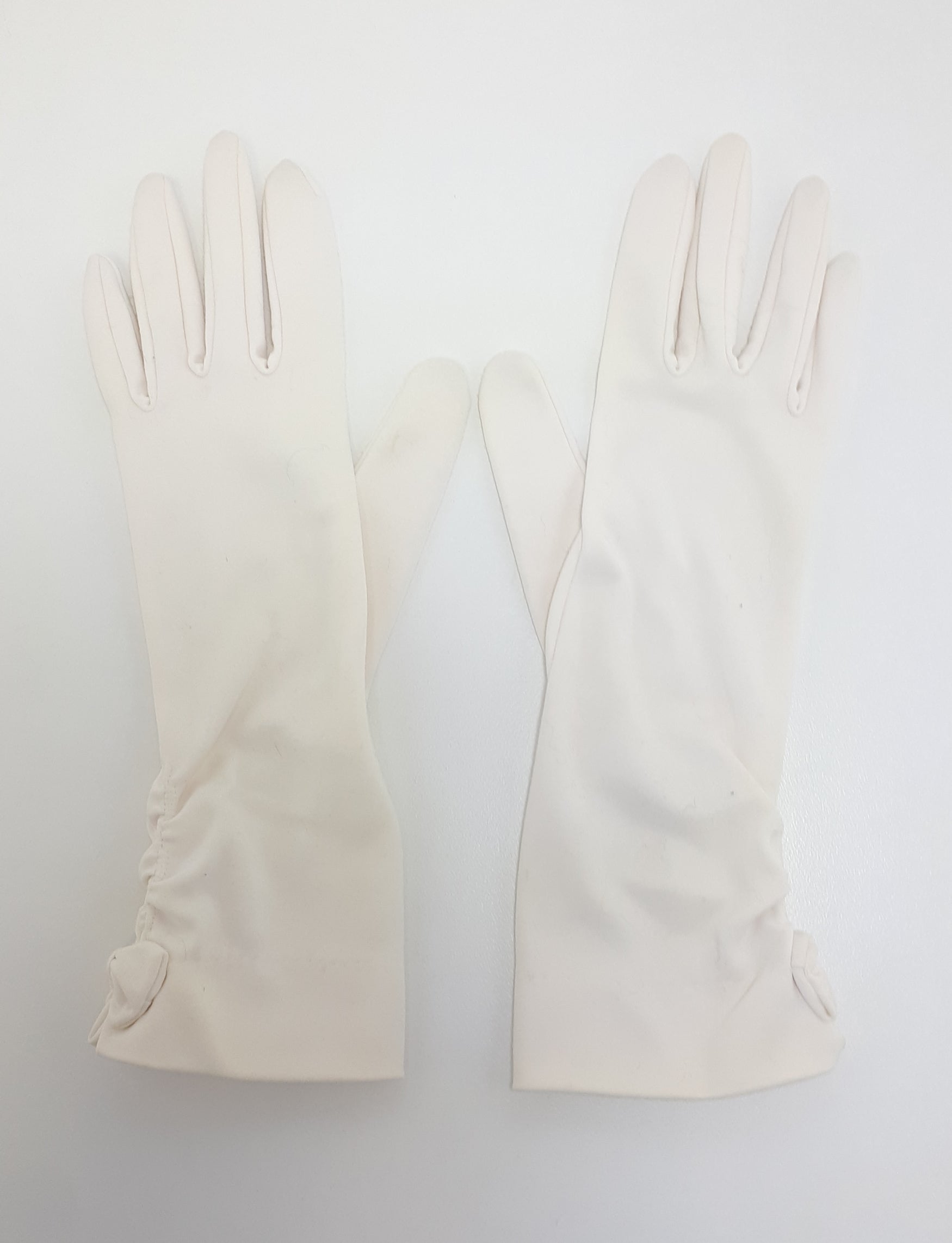 Pair Of White Vintage Gloves With Stretch & Bow Detail On The Wrist