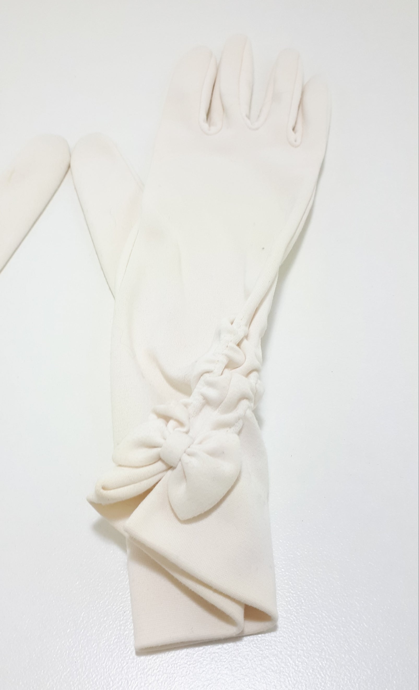 Pair Of White Vintage Gloves With Stretch & Bow Detail On The Wrist