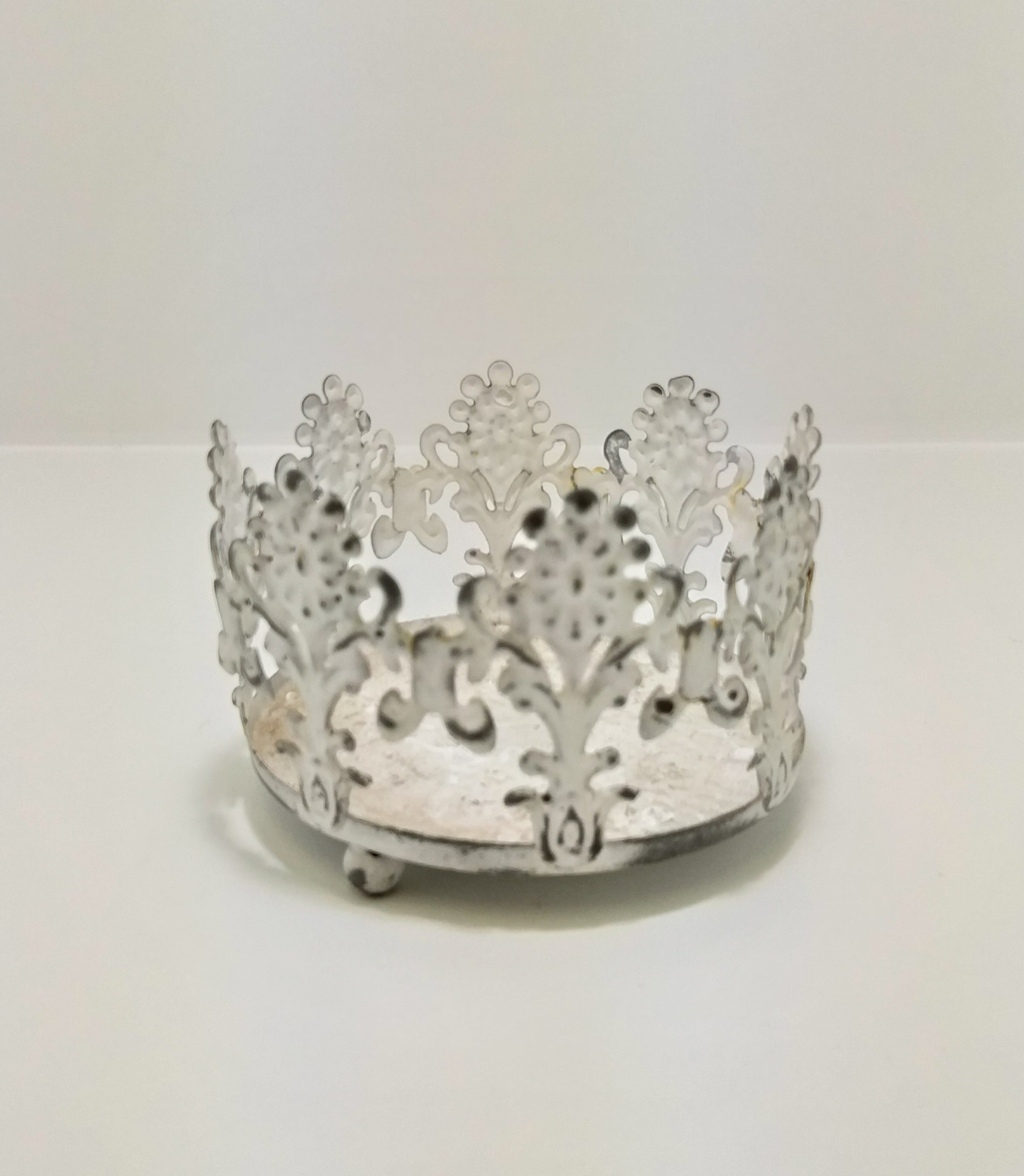 White Painted Gothic Styled Metal Candle Holder
