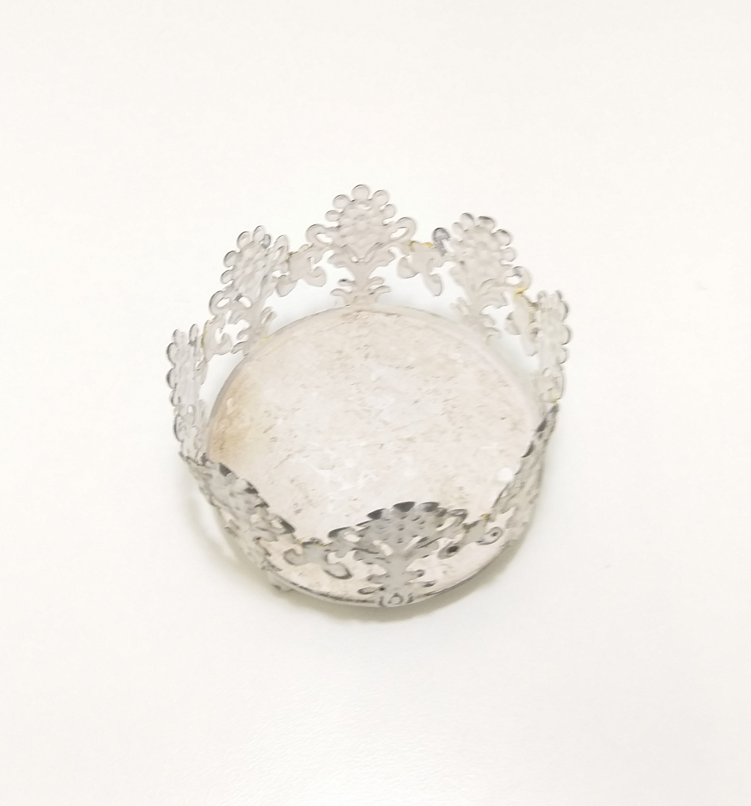 White Painted Gothic Styled Metal Candle Holder