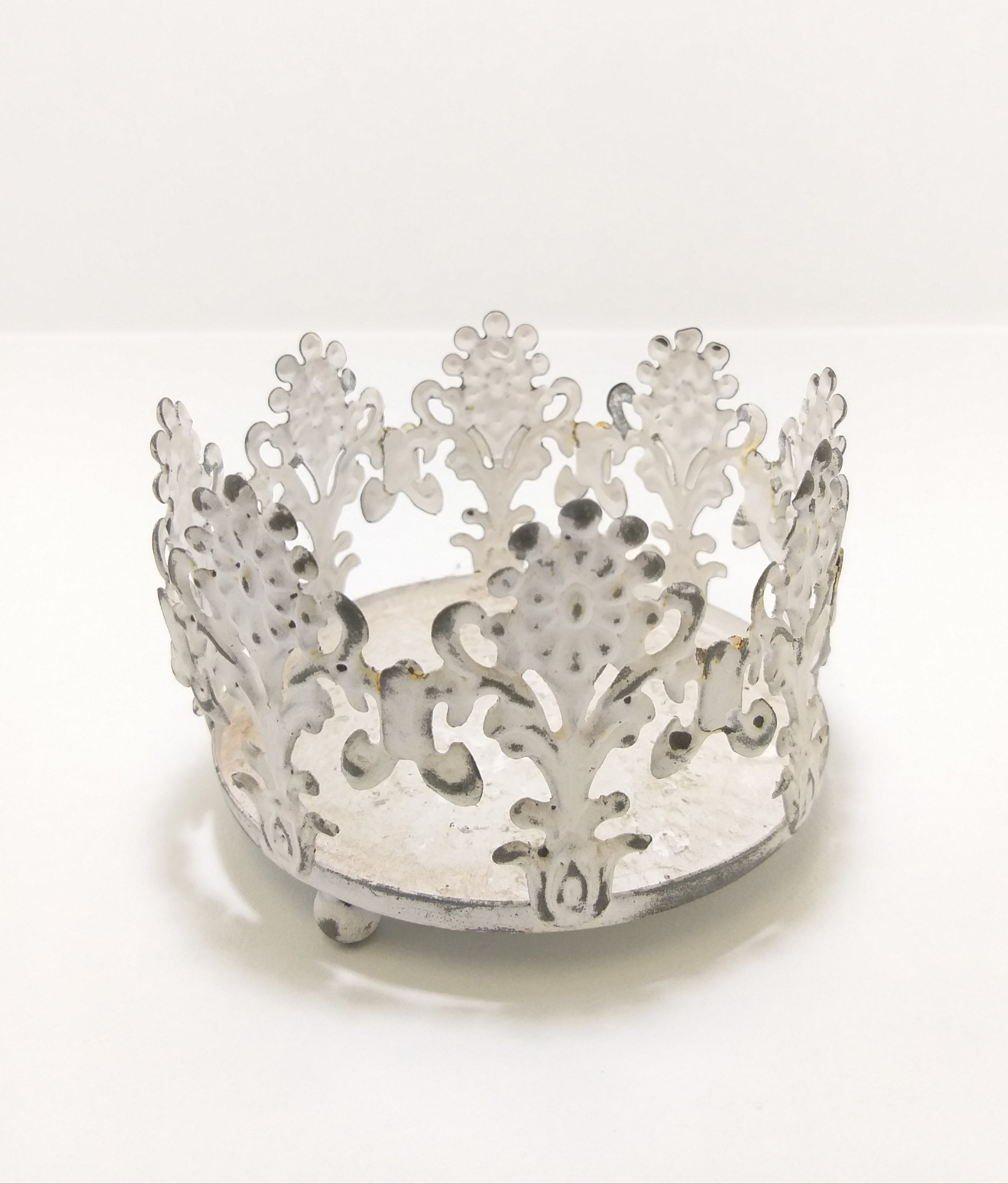 White Painted Gothic Styled Metal Candle Holder