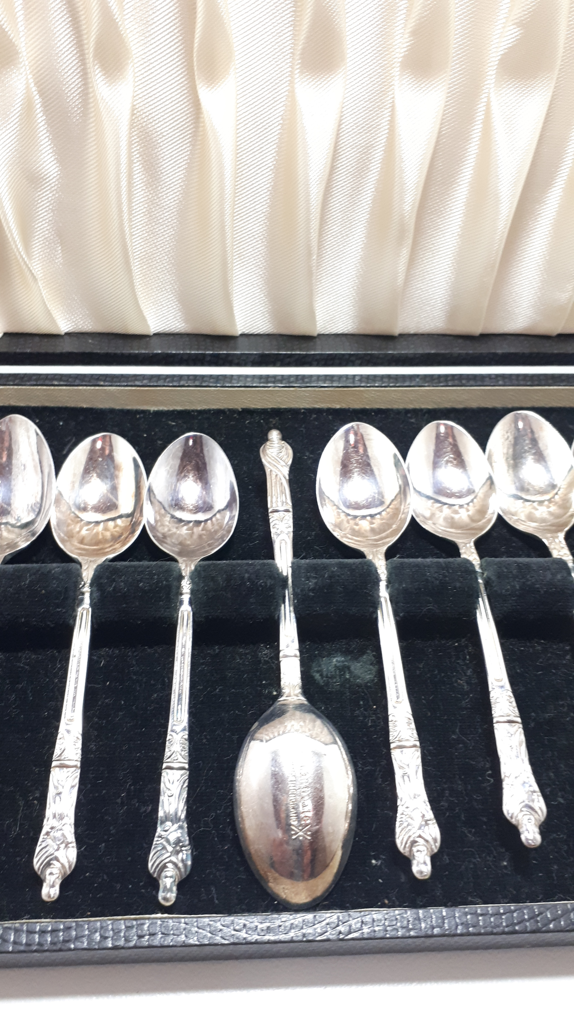 Antique Set Of 12 Yeoman Silver Plated Apostle Spoons in Original Presentation Case