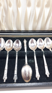 Antique Set Of 12 Yeoman Silver Plated Apostle Spoons in Original Presentation Case